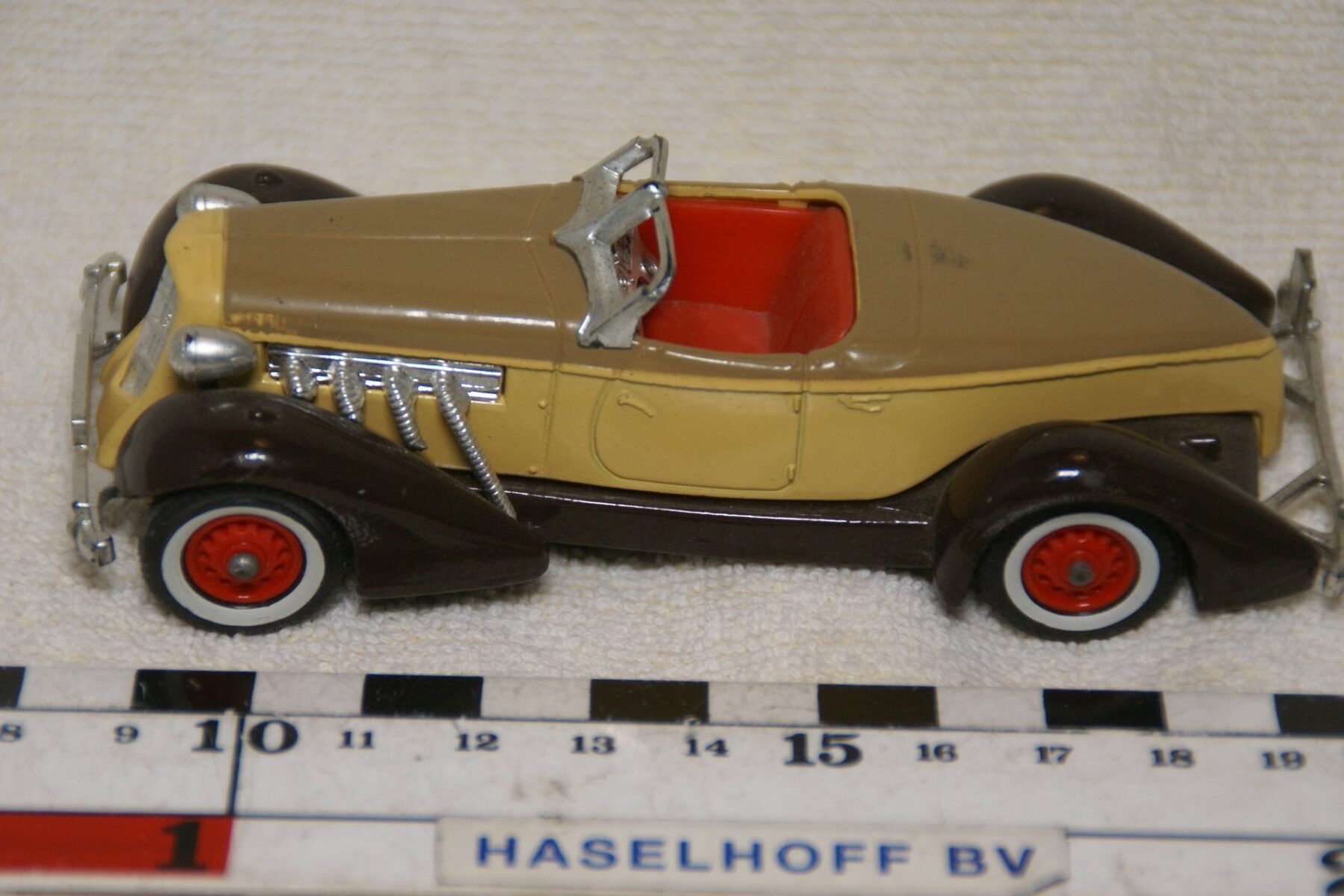 DSC08608 miniatuur 1935 Auburn 851 geel bruin ca 1op43 Matchbox Y19 mint