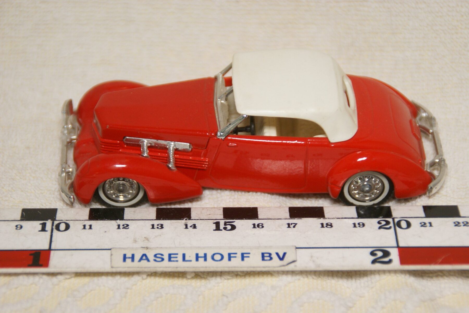 DSC08612 miniatuur 1937 Cord 812 rood ca 1op43 Matchbox Y18 mint