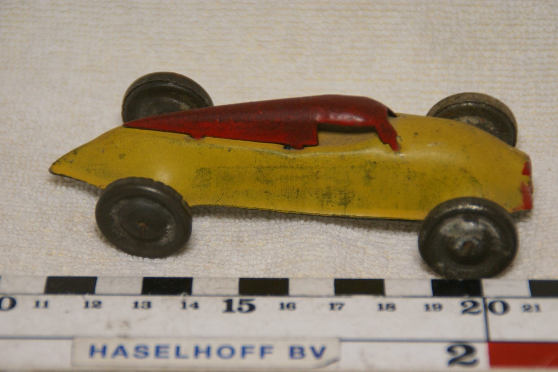 DSC08617 miniatuur blik racewagen geel rood 40er jaren ca 1op43