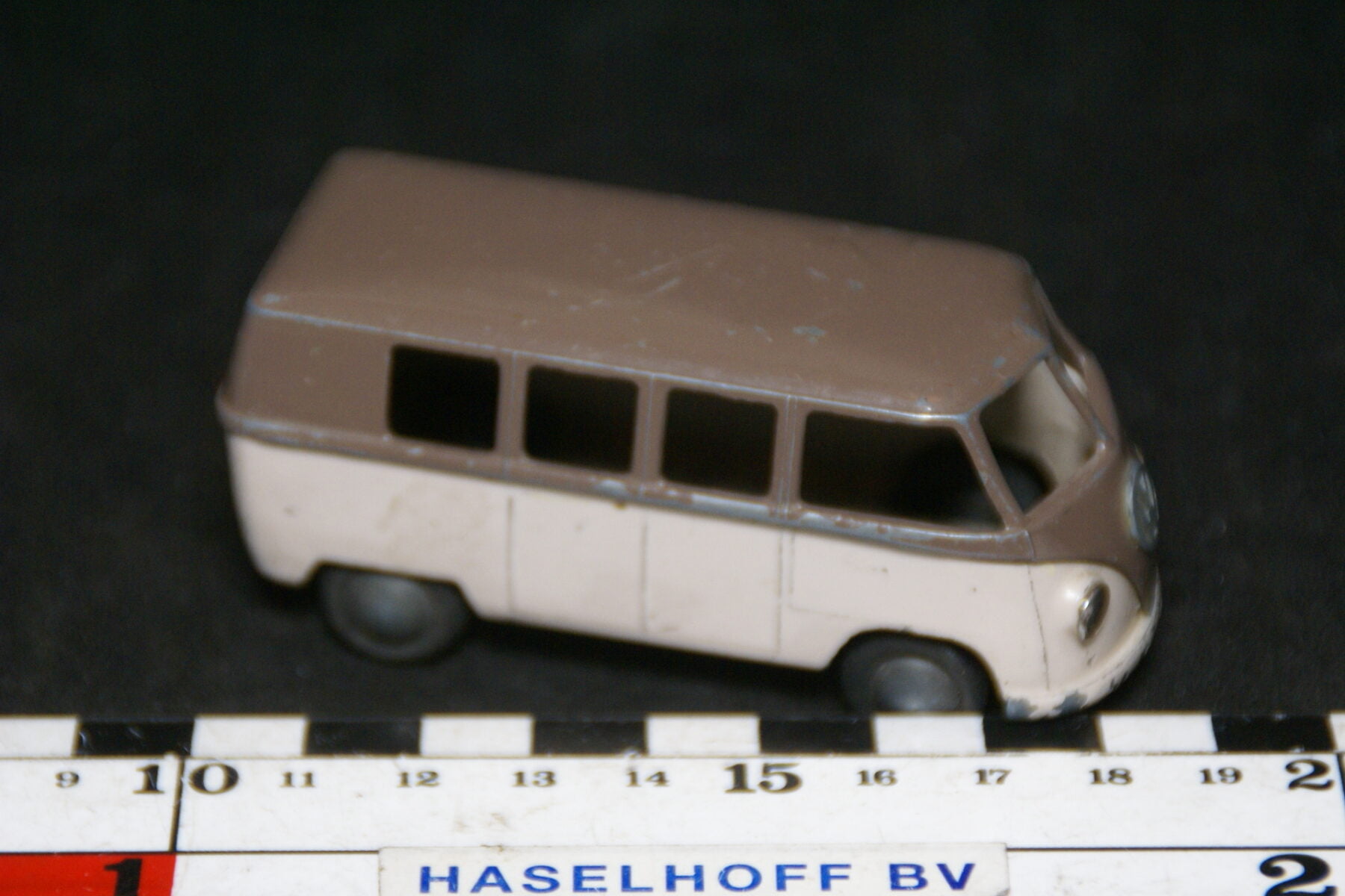 DSC08915 miniatuur Volvkswagenbus bruin beige 1op43 Tekno DK