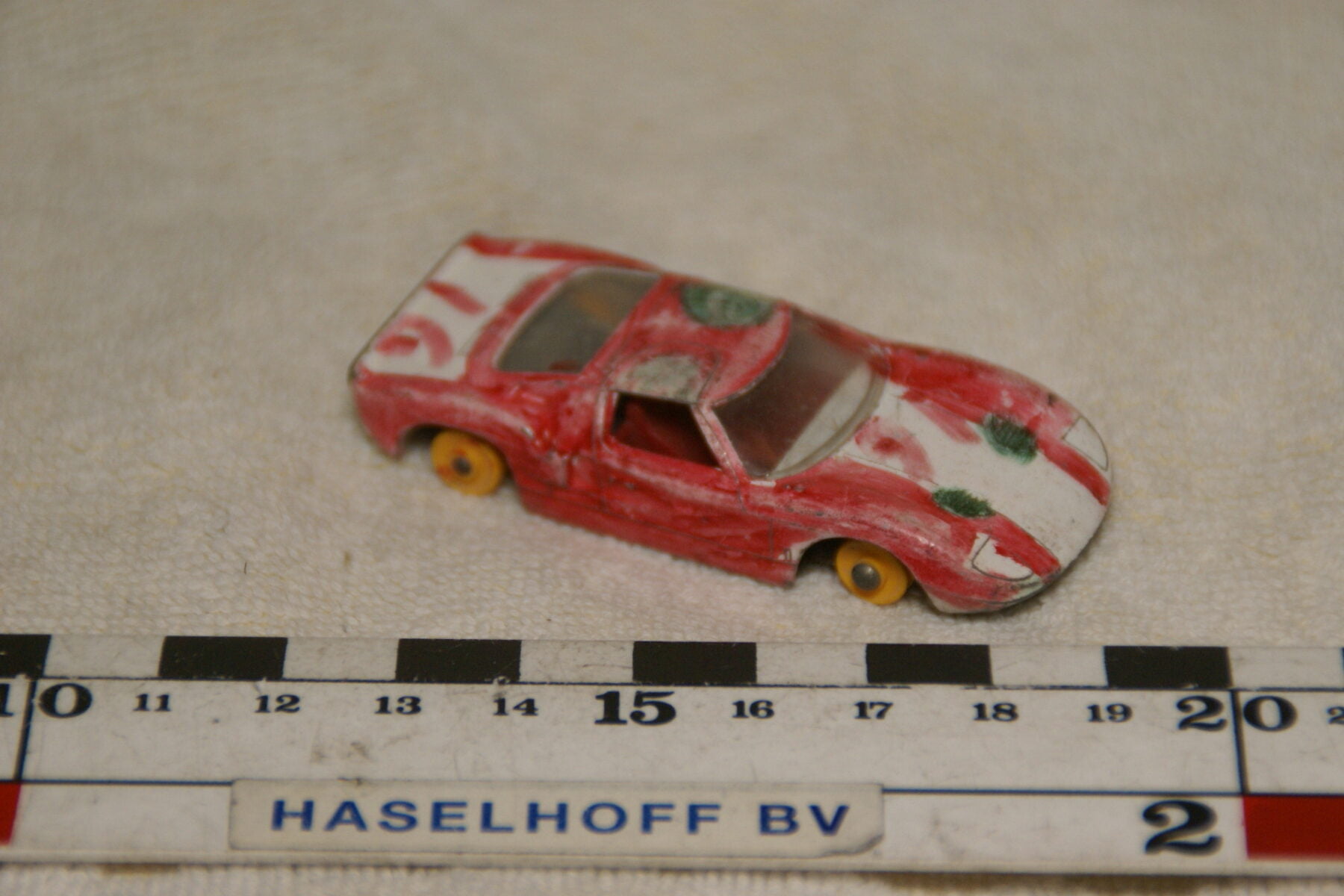 DSC08925 miniatuur Ford GT 40 rood wit ca 1op70 Matchbox Lesney 41