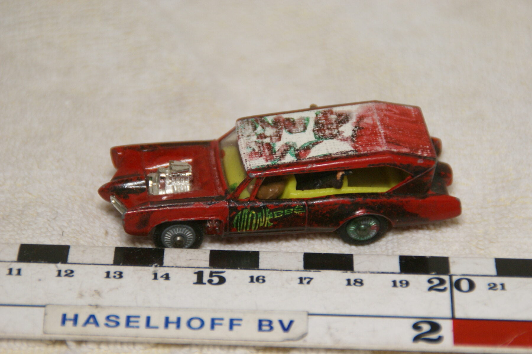 DSC08927 miniatuur Monkeemobile rood ca 1op70 Husky