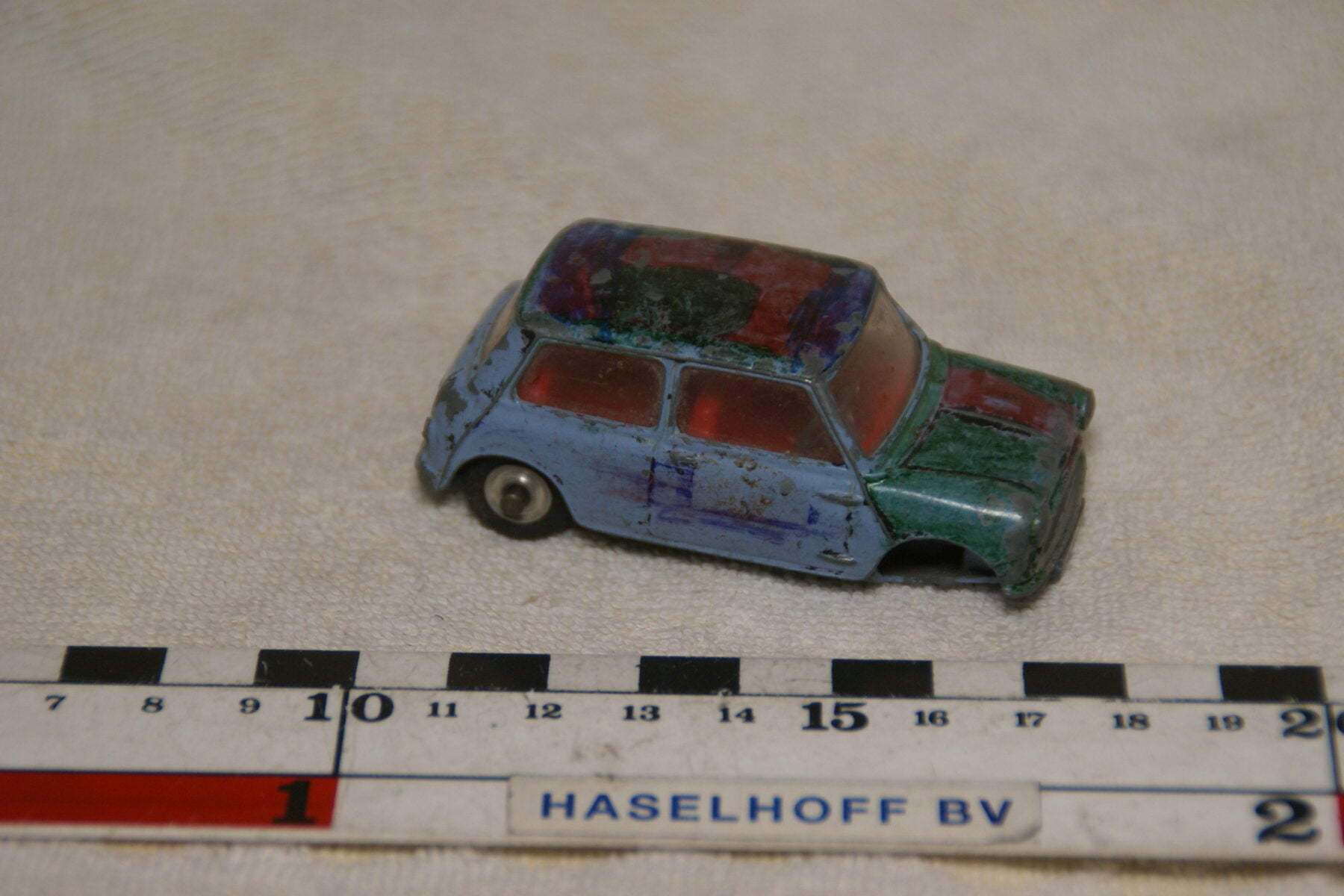 DSC08936 miniatuur Morris Mini blauw 1op43 Corgi Toys