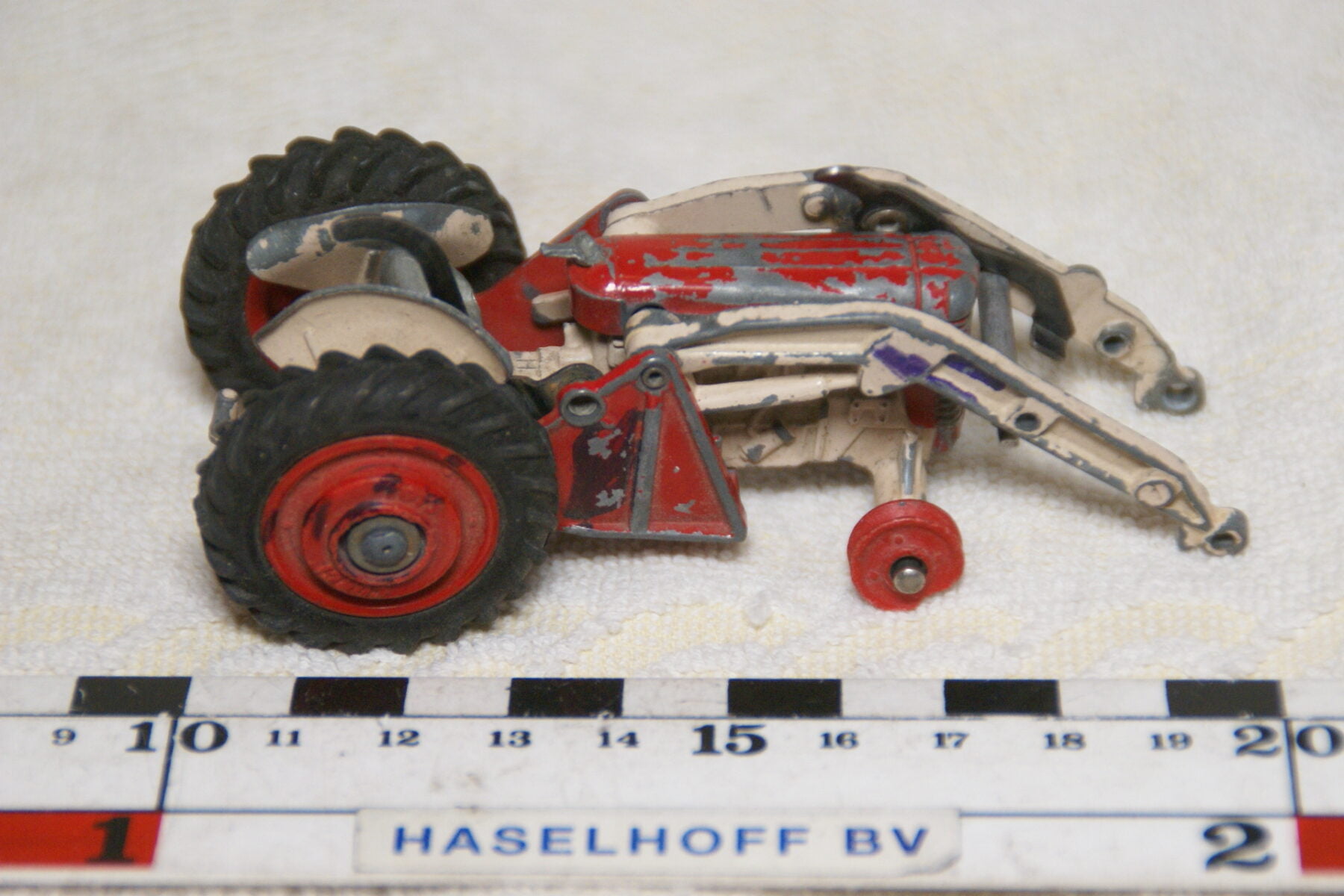 DSC08940 miniatuur tractor met fronthef rood wit  1op43 Corgi Toys
