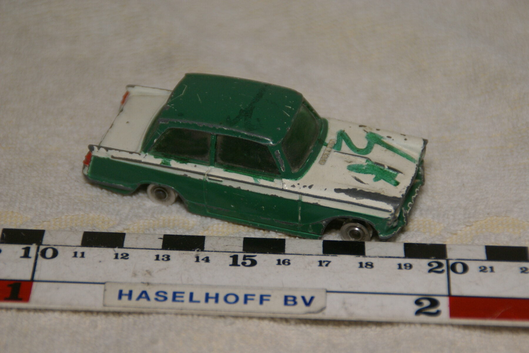 DSC08949 miniatuur Triumph Herald groen wit 1op43 Dinky Toys nr 189