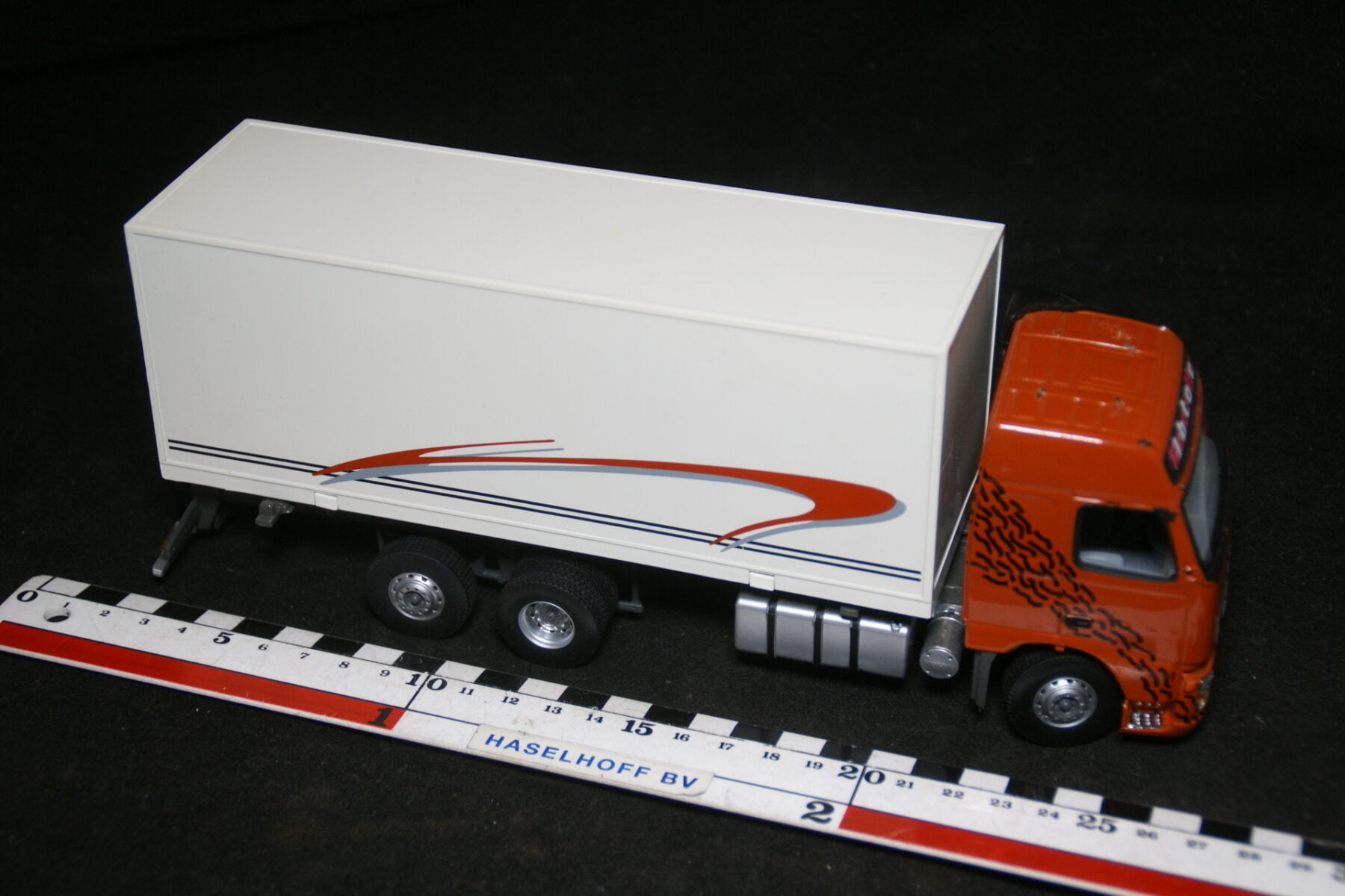 DSC08972 miniatuur Volvo F vrachtwagen oranje 1op43 Volvo