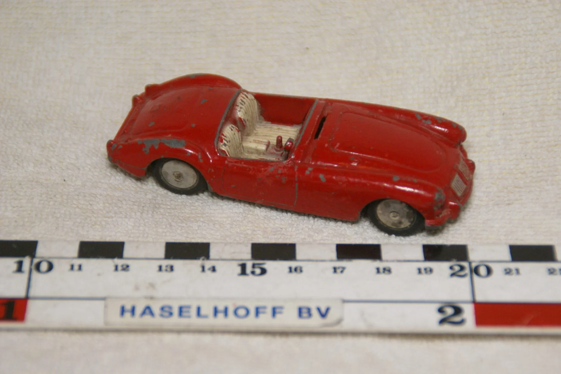 DSC08973 miniatuur MG A rood 1op43 Corgi Toys