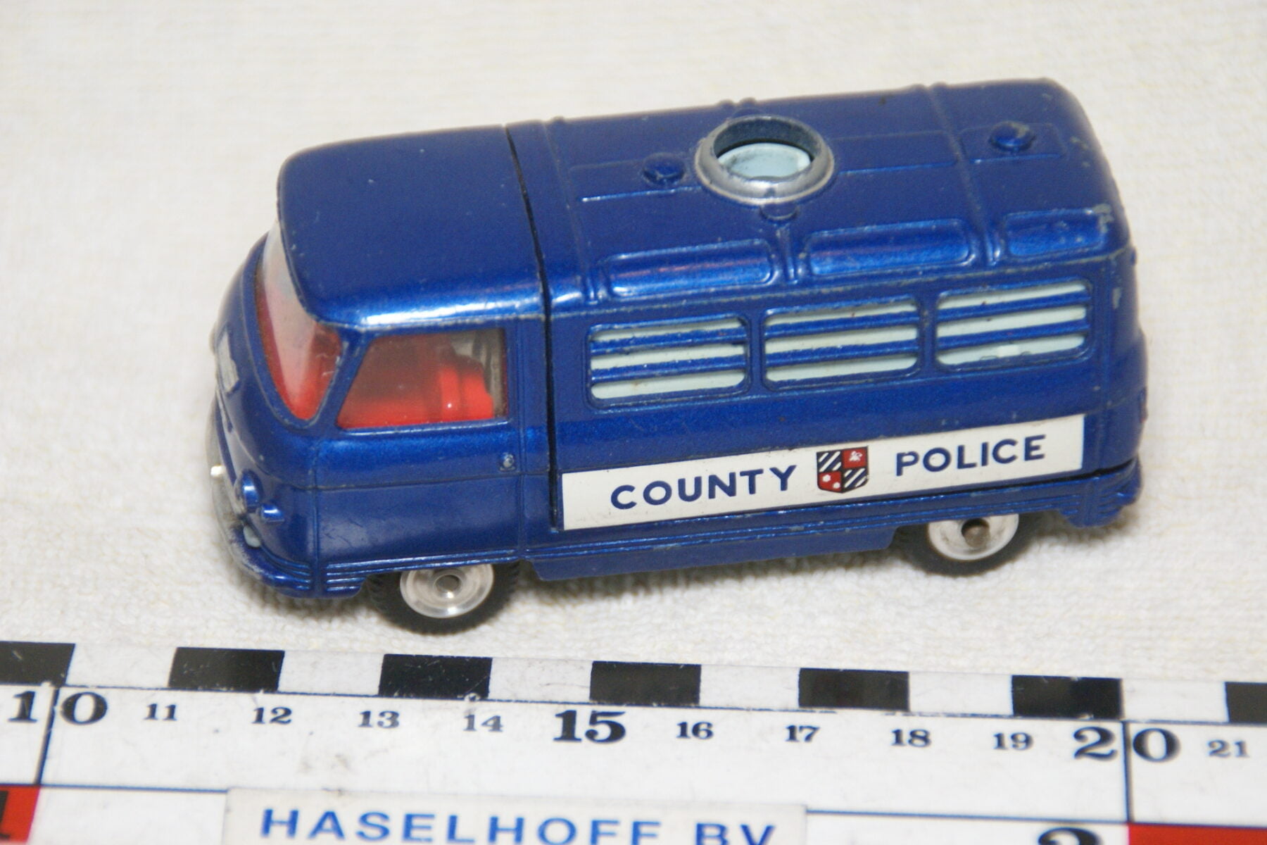 DSC08980 miniatuur Commer 0.75 ton police blauw met verlichting 1op43 Corgi Toys