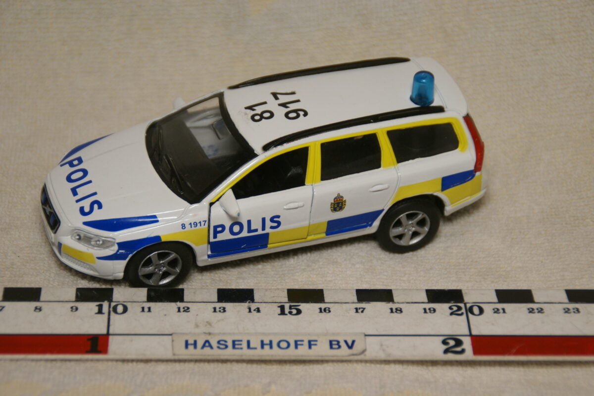 DSC08981 miniatuur Volvo V70 met electrische verlichting polis ca 1op43