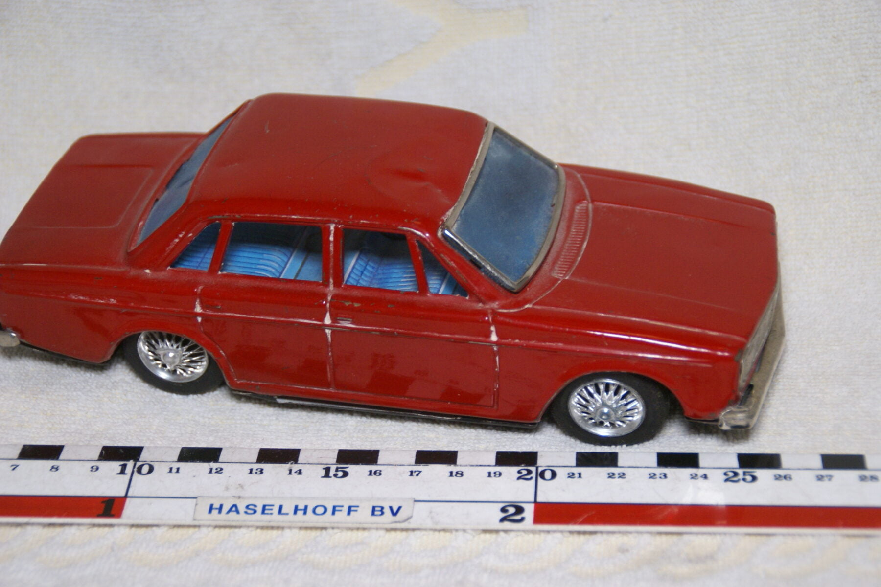 DSC08983 miniatuur Volvo 144 rood ca 1op18 Bandai Japan