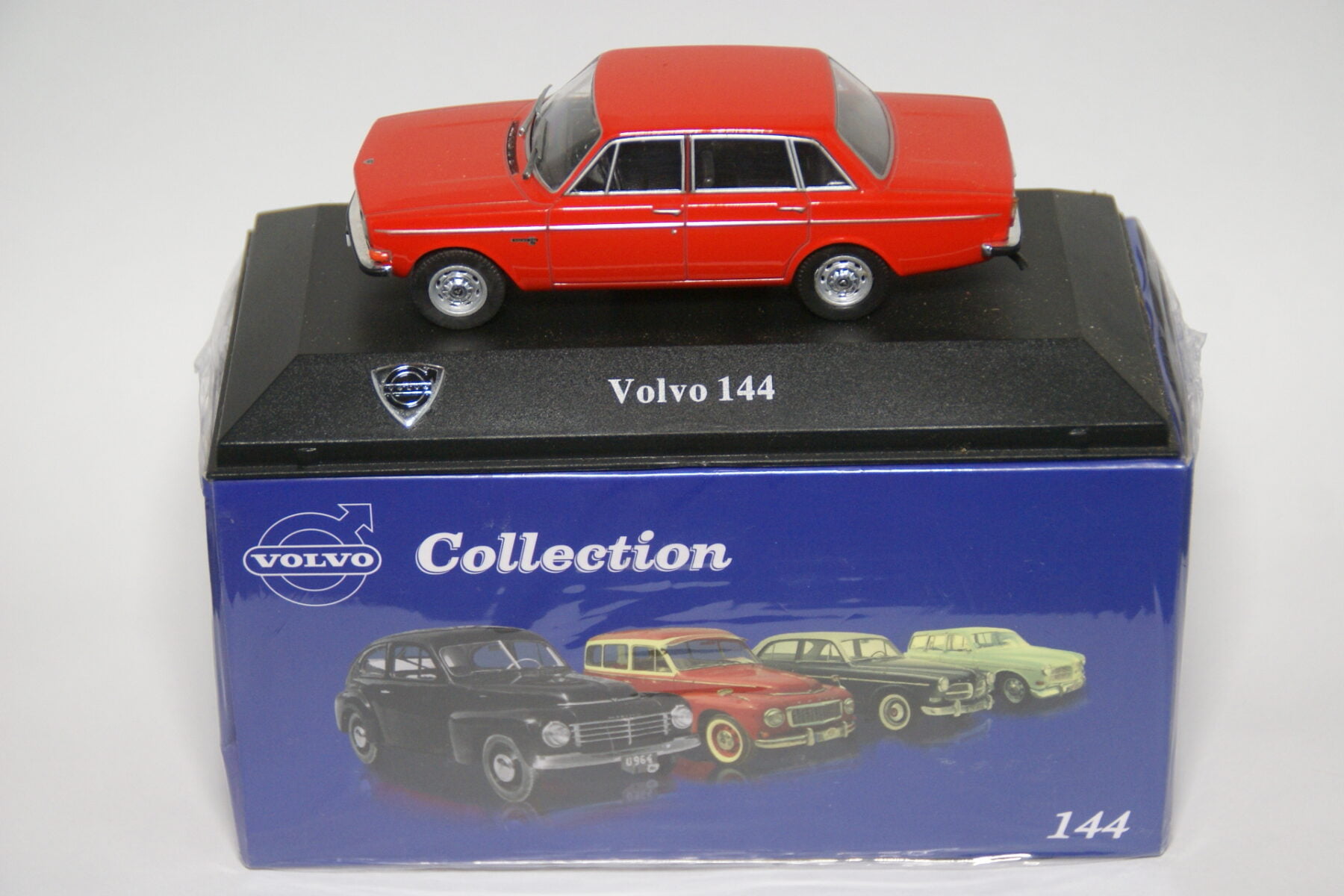 DSC01094 miniatuur Volvo 144 rood 1op43 Atlas 06 nieuw