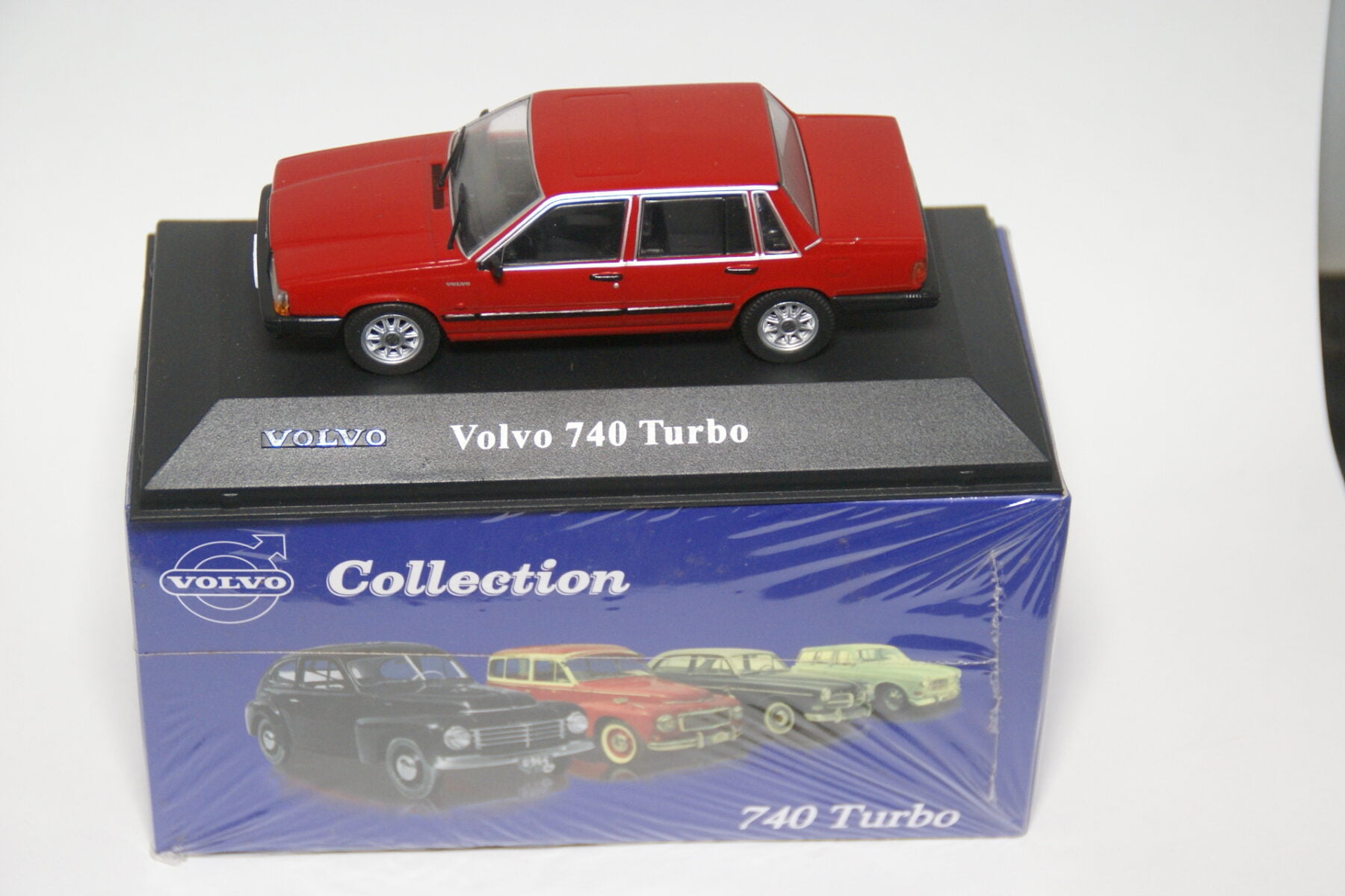 DSC01112 miniatuur Volvo 740 turbo rood 1op43 Atlas 17 nieuw