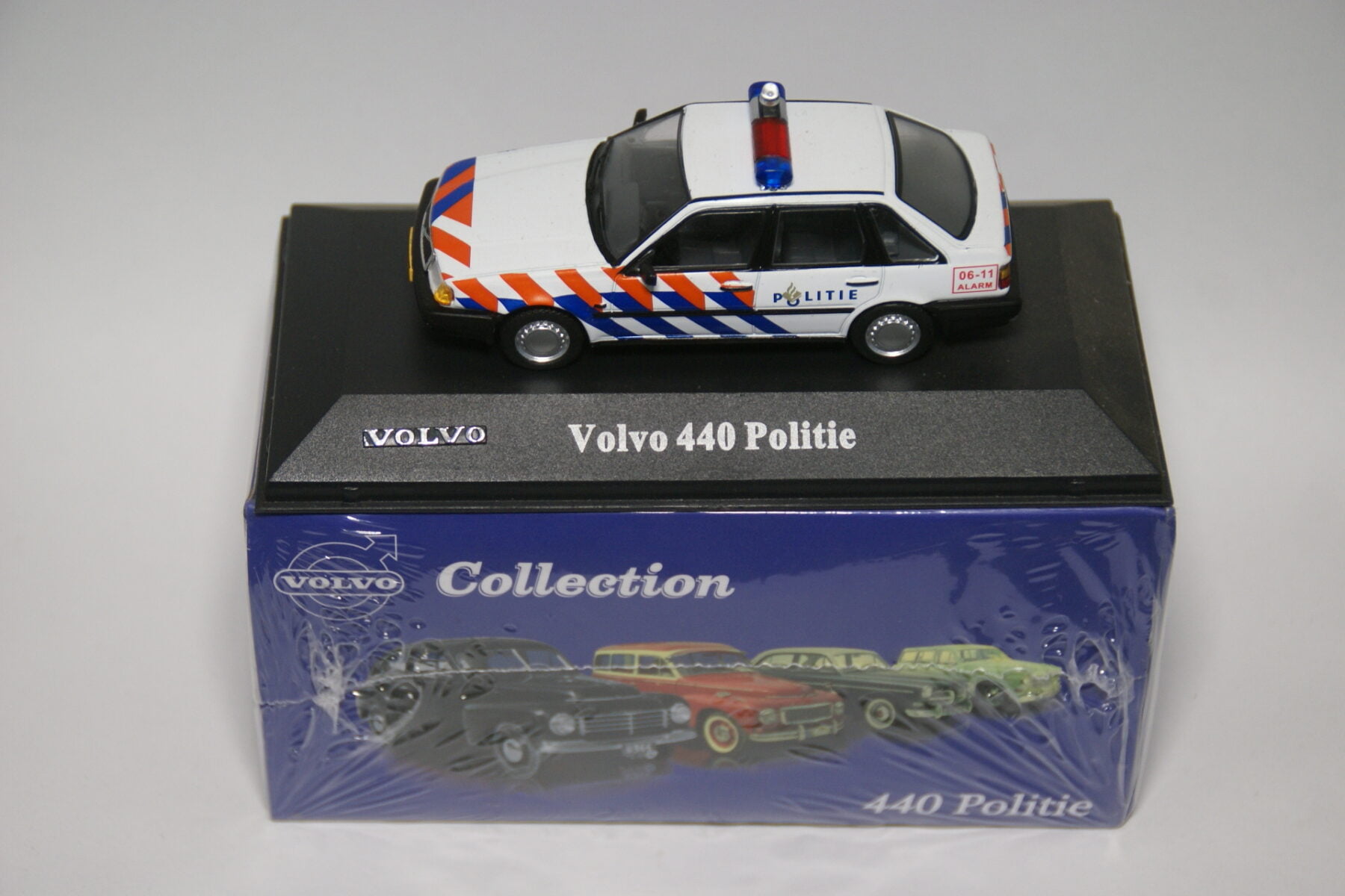 DSC01128 miniatuur Volvo 440 politie 1op43 Atlas 13 nieuw