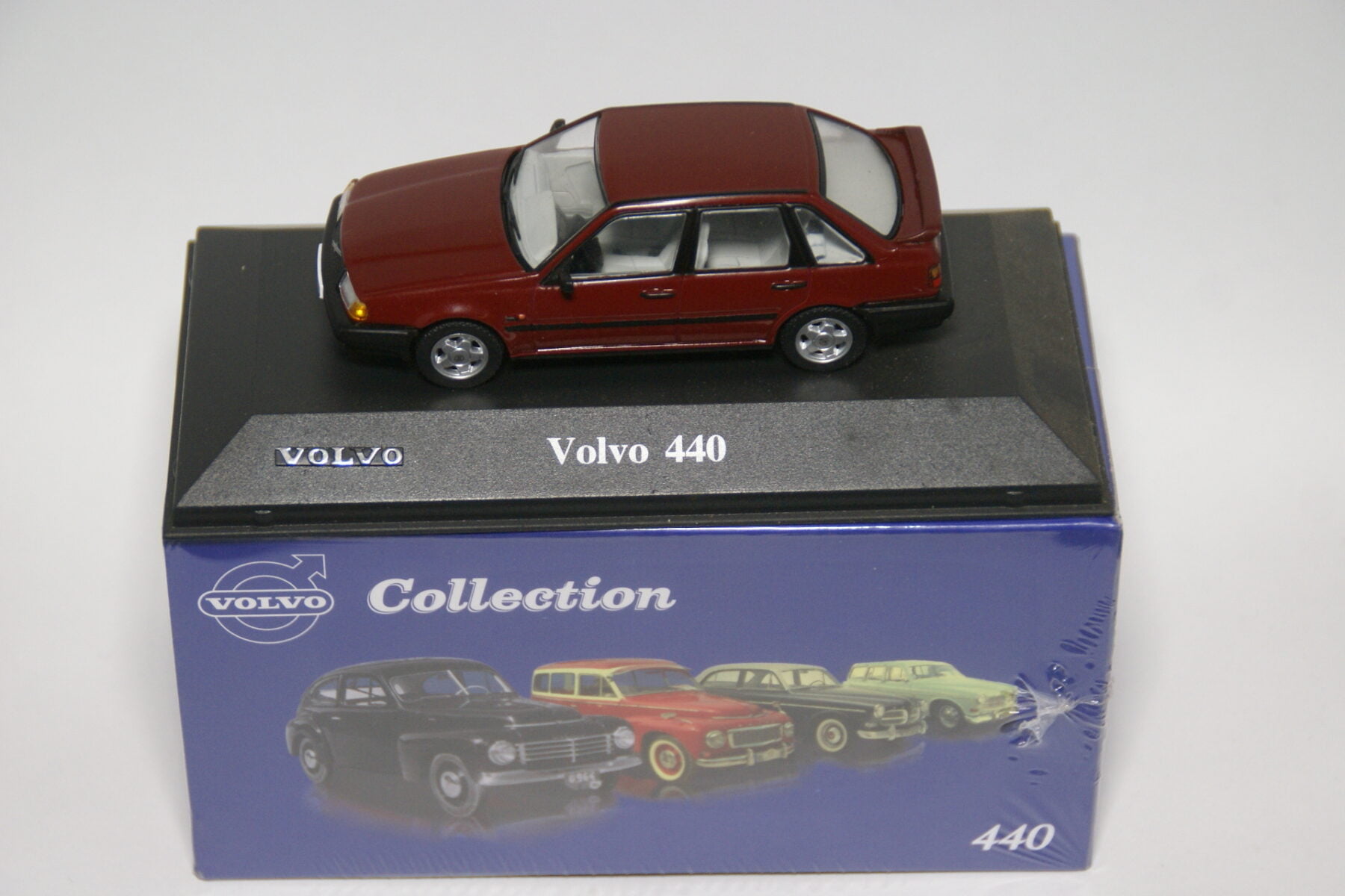 DSC01136 miniatuur Volvo 440 rood 1op43 Atlas 25 nieuw
