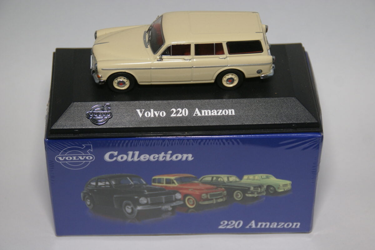 DSC01140 miniatuur Volvo P220 Amazon combi wit 1op43 Atlas 12 nieuw