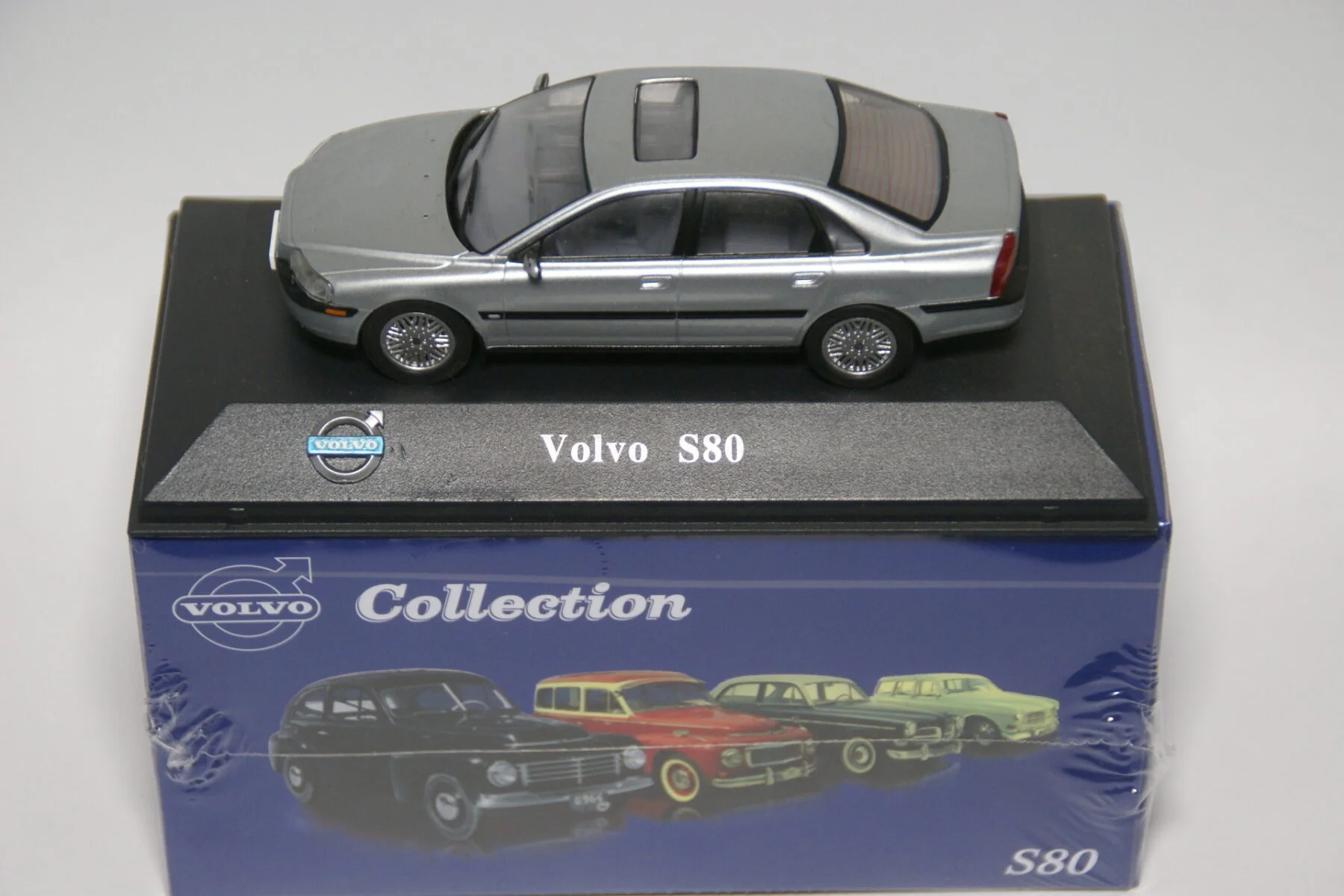 DSC01150 miniatuur Volvo S80 grijs m 1op43 Atlas 44 nieuw