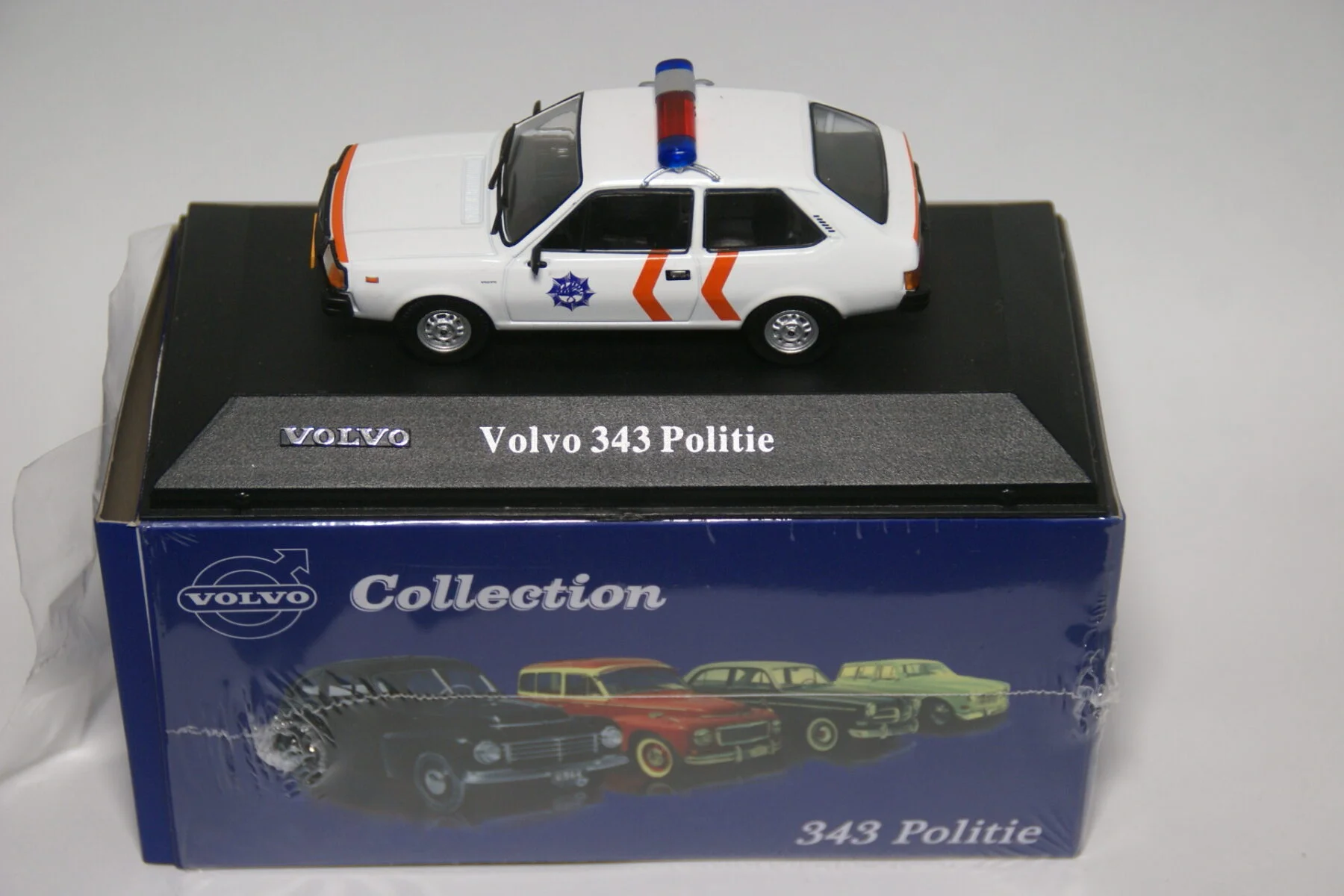 DSC01152 miniatuur Volvo 343 politie 1op43 Atlas 42 nieuw