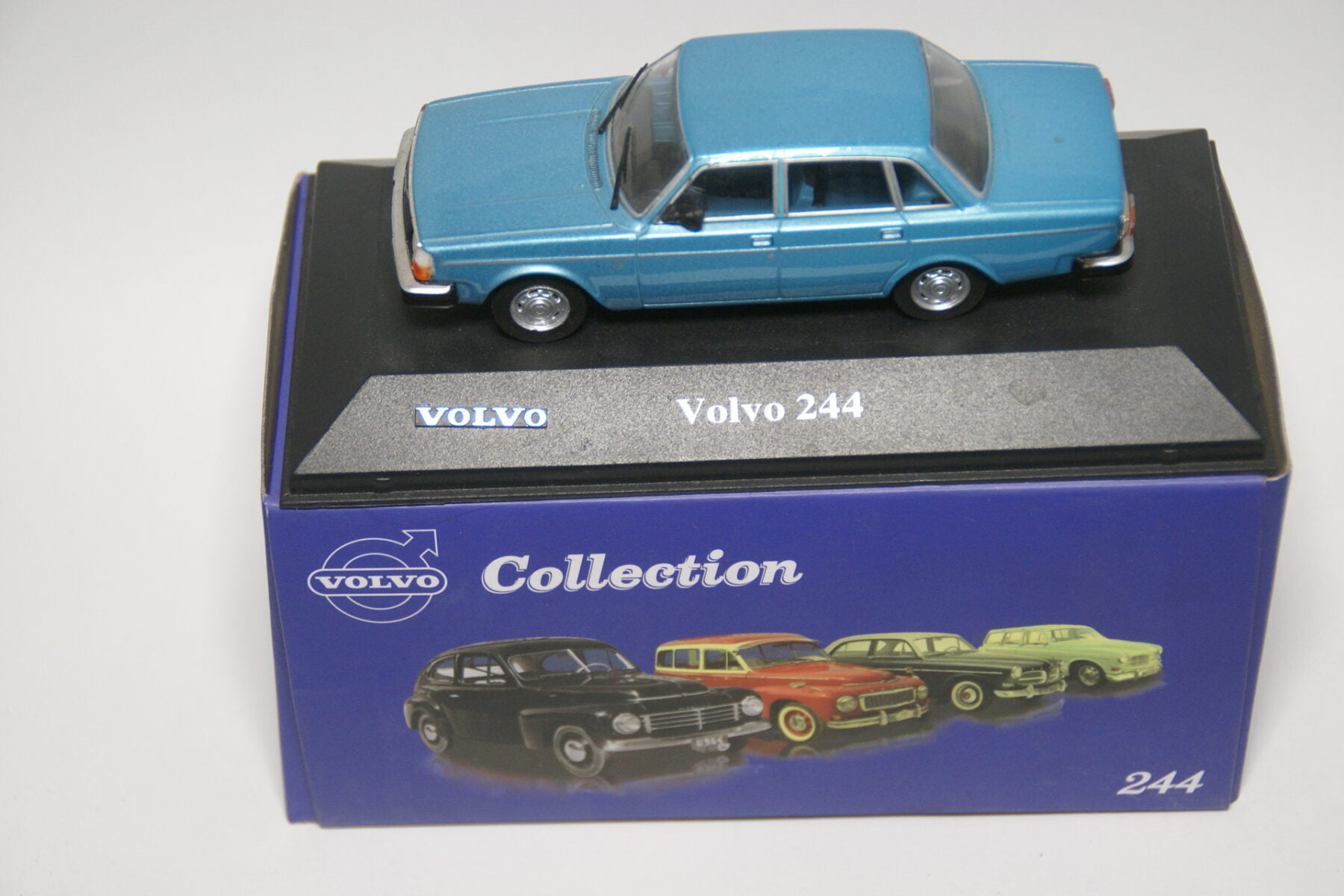 DSC01156 miniatuur Volvo 244 blauw m 1op43 Atlas 35 nieuw