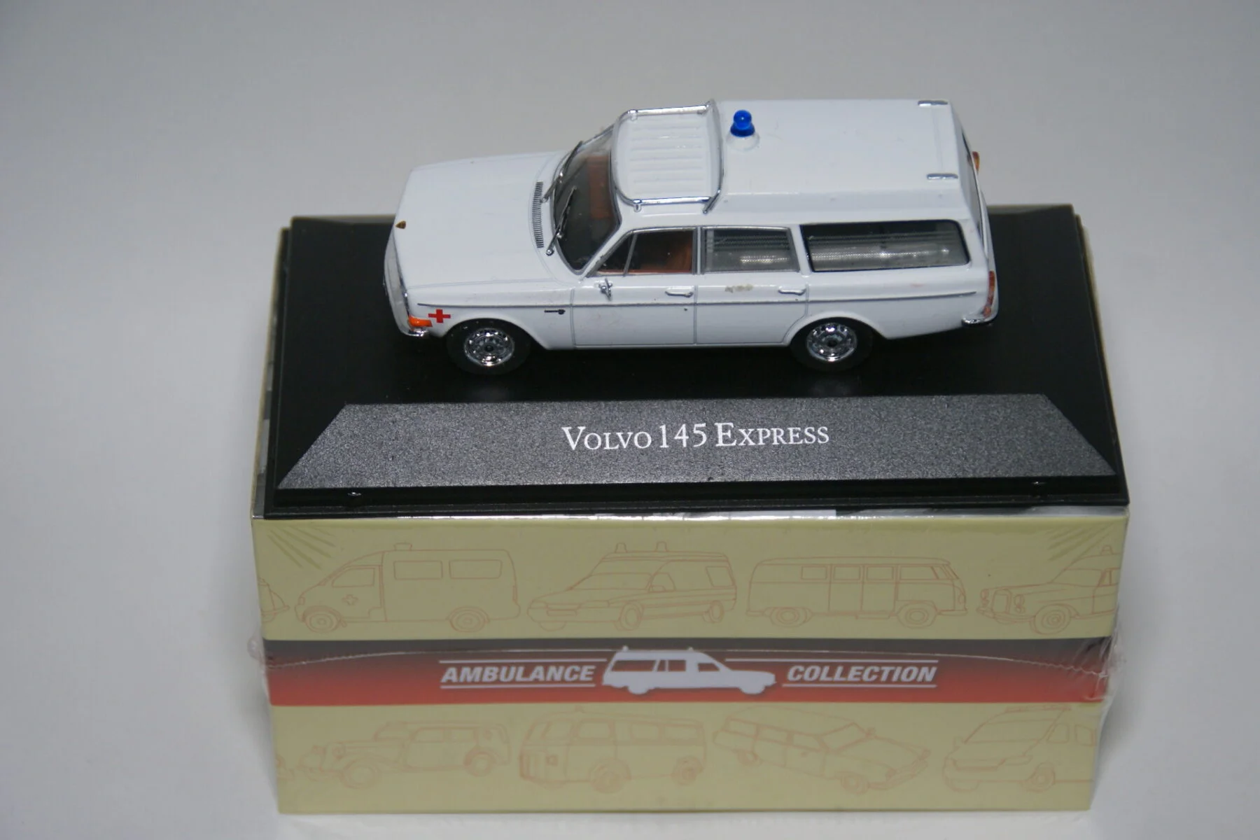 DSC01160 miniatuur Volvo 245 Express ambulance wit 1op43 Atlas  nieuw