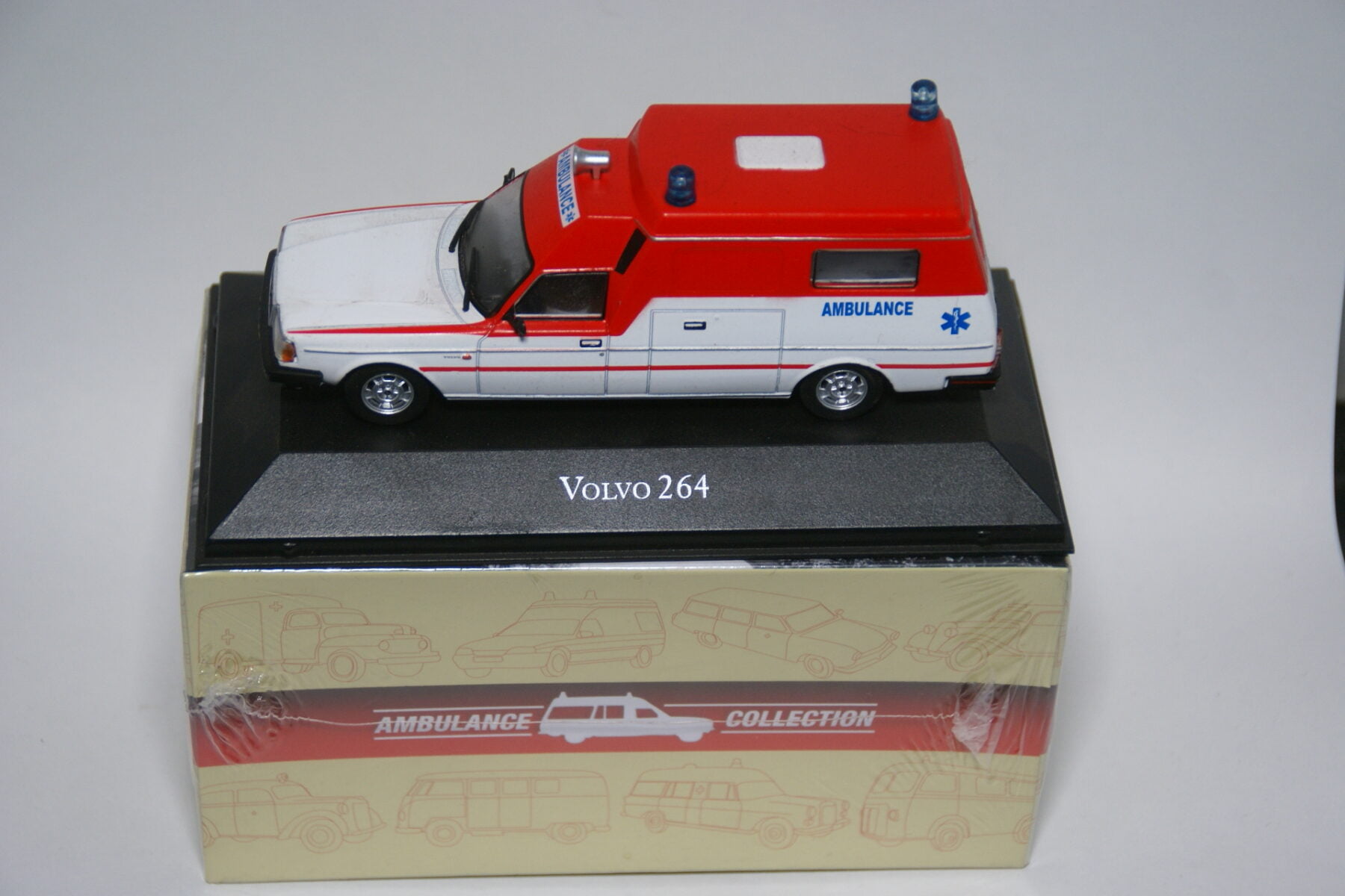 DSC01162 miniatuur Volvo 265 Ambulance rood wit 1op43 Atlas  nieuw