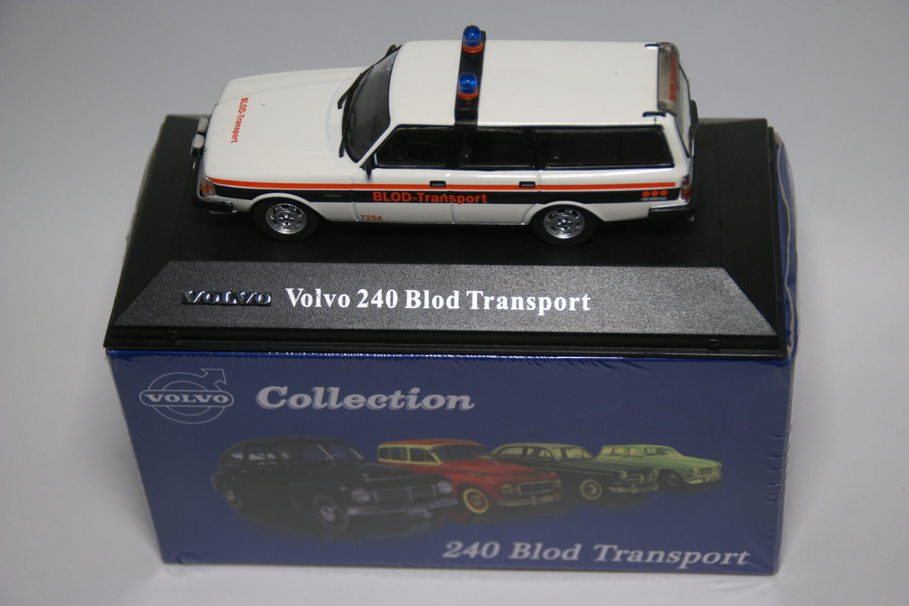 DSC01166 miniatuur Volvo 245 bloedtransport wit A zwart 1op43 Atlas 88 nieuw