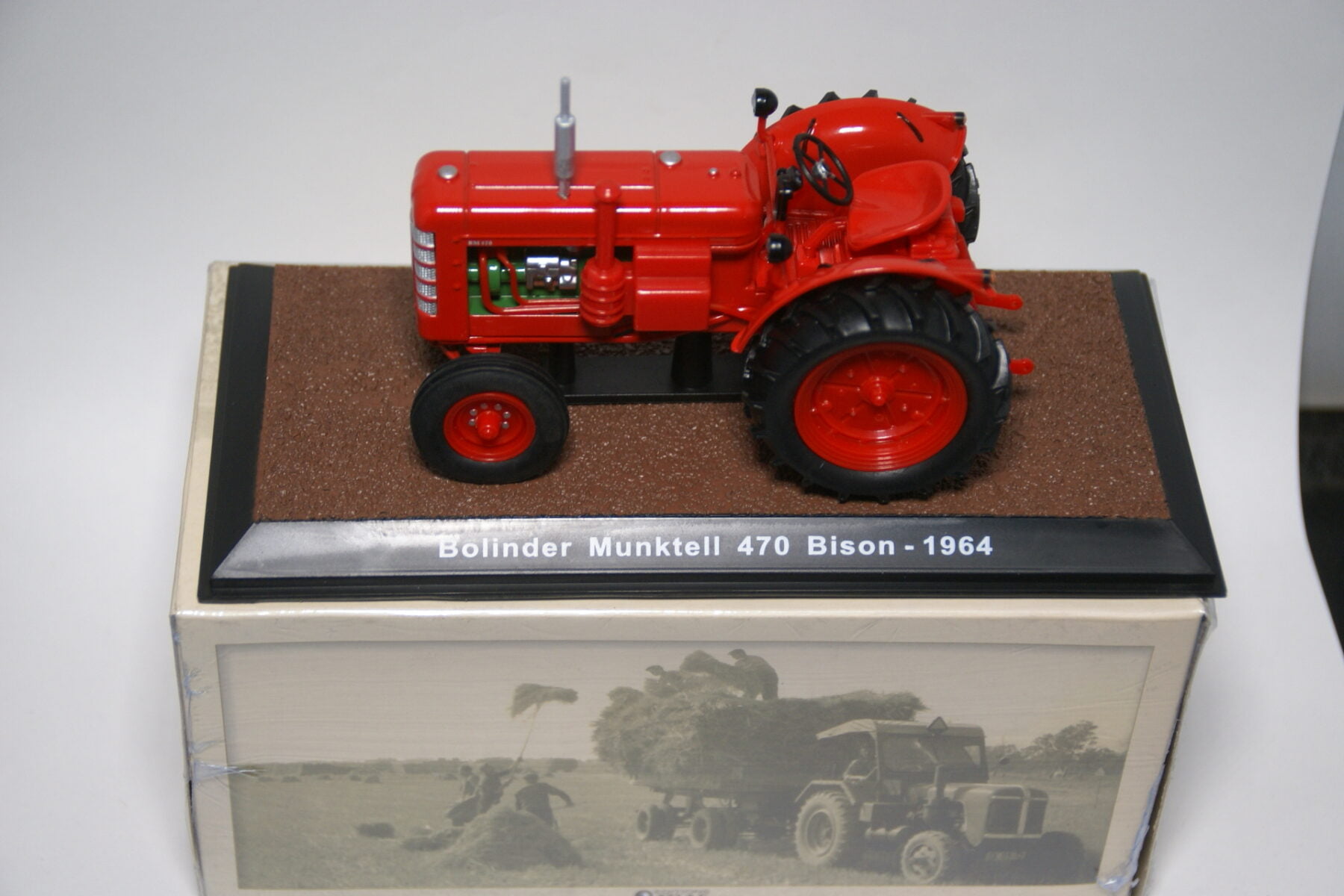 DSC01178 miniatuur 1964 Volvo tractor Bolinder Munktell 470 Bison rood 1op43 Atlas 5017005 nieuw