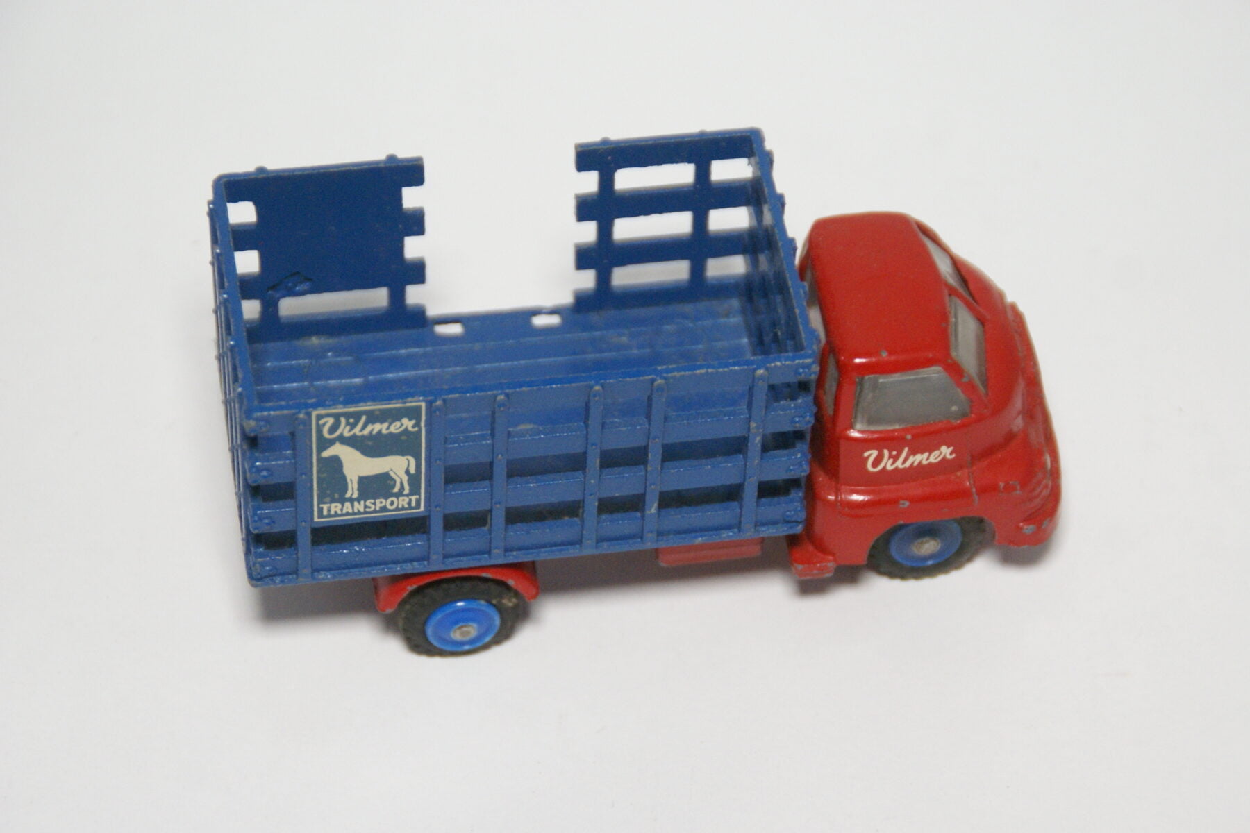 DSC01189 miniatuur Bedford veewagen rood blauw 1op43 Vilmer DK