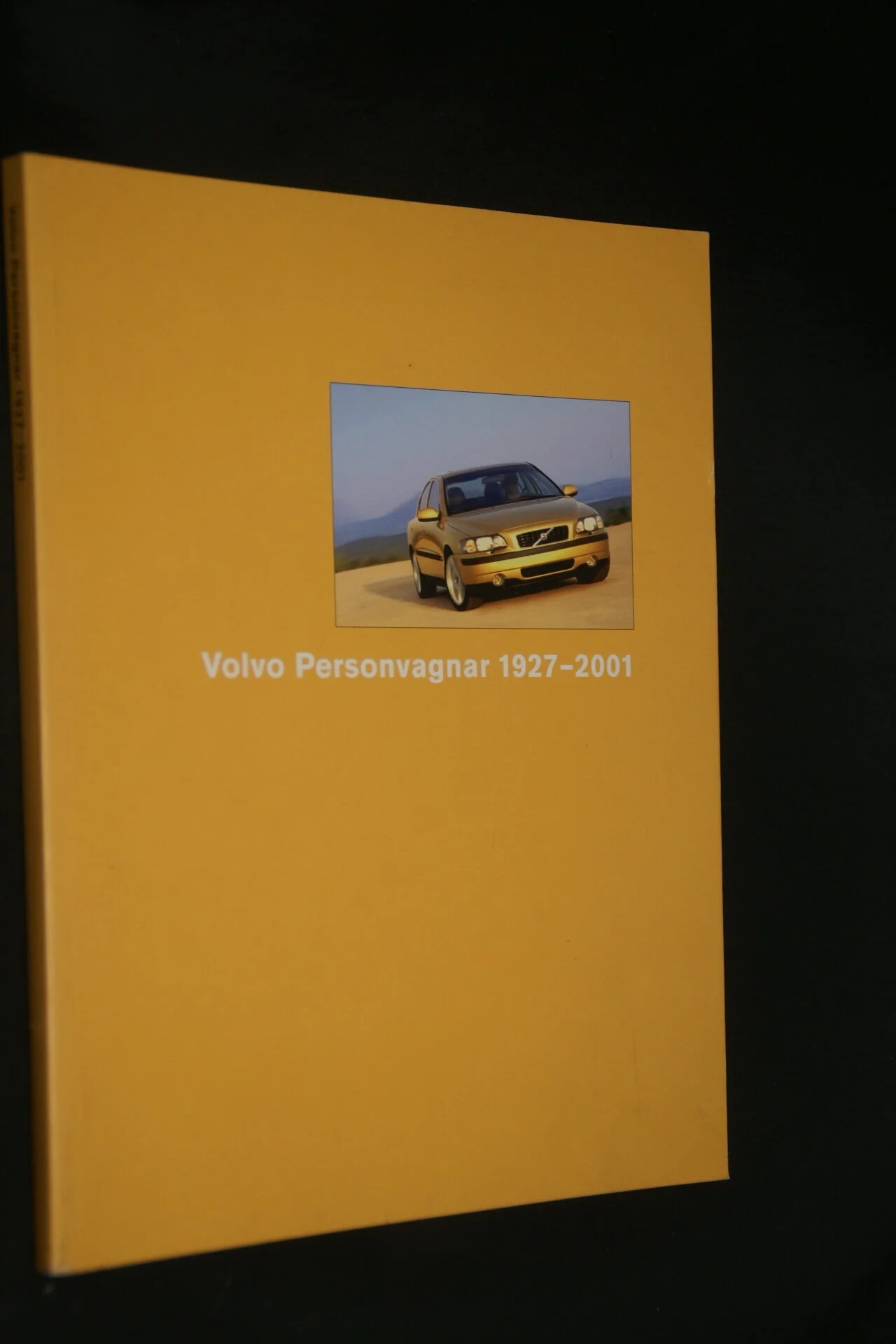 DSC01252 boek Volvo cars ISSN 1927-2001 1104-9928