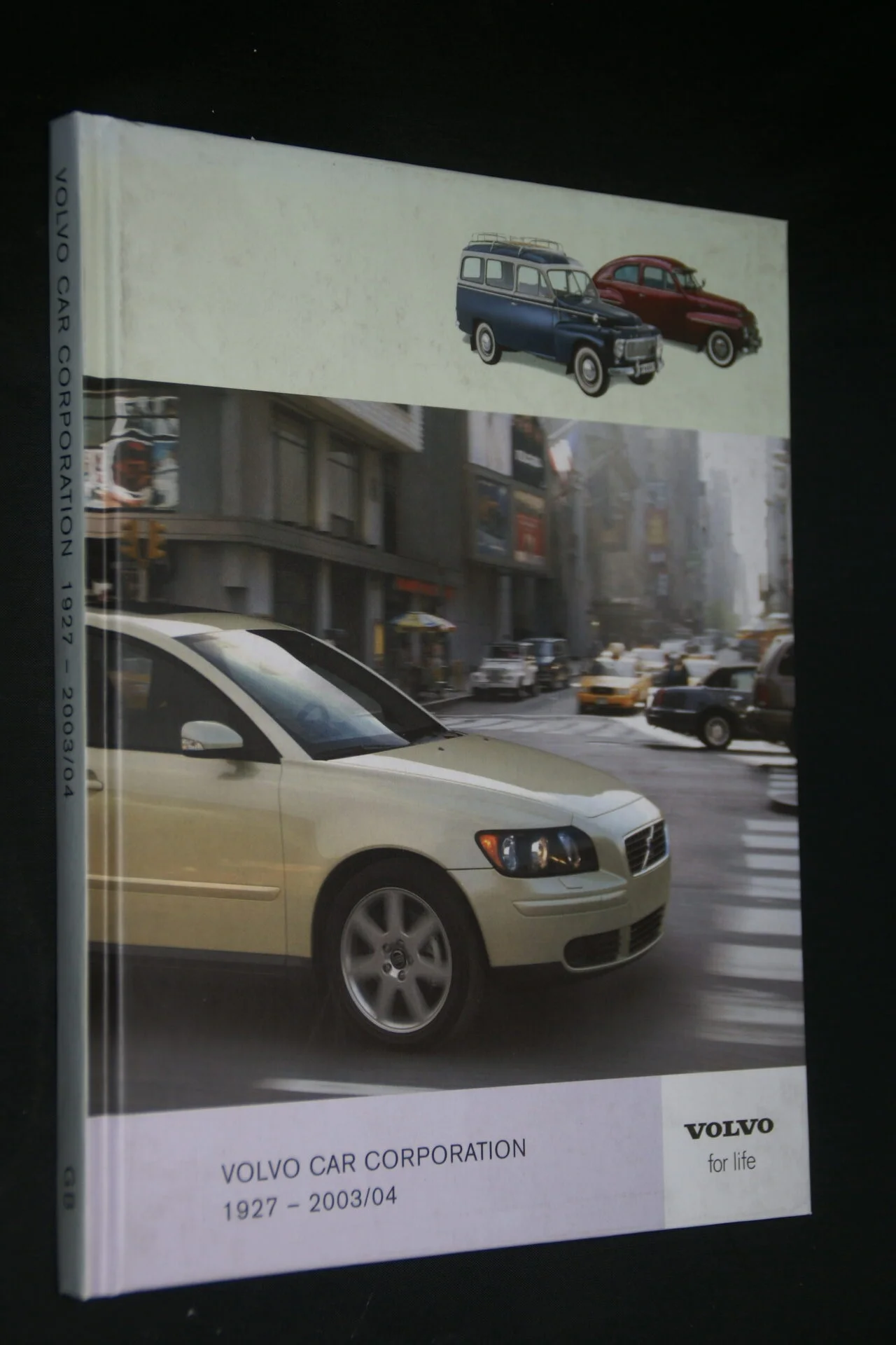 DSC01257 boek Volvo cars 1927-2003 2004 1104-9995