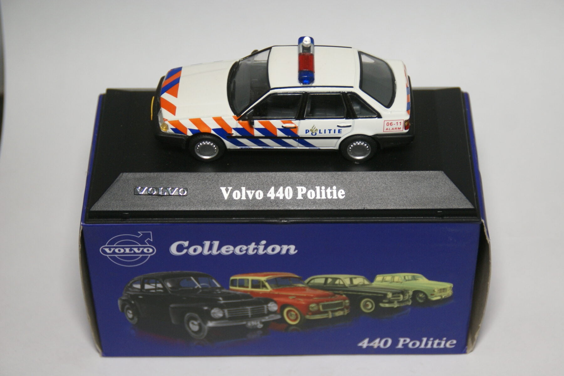 DSC01803 miniatuur Volvo 440 politie NL 1op43 Atlas 031 mint in doos 33