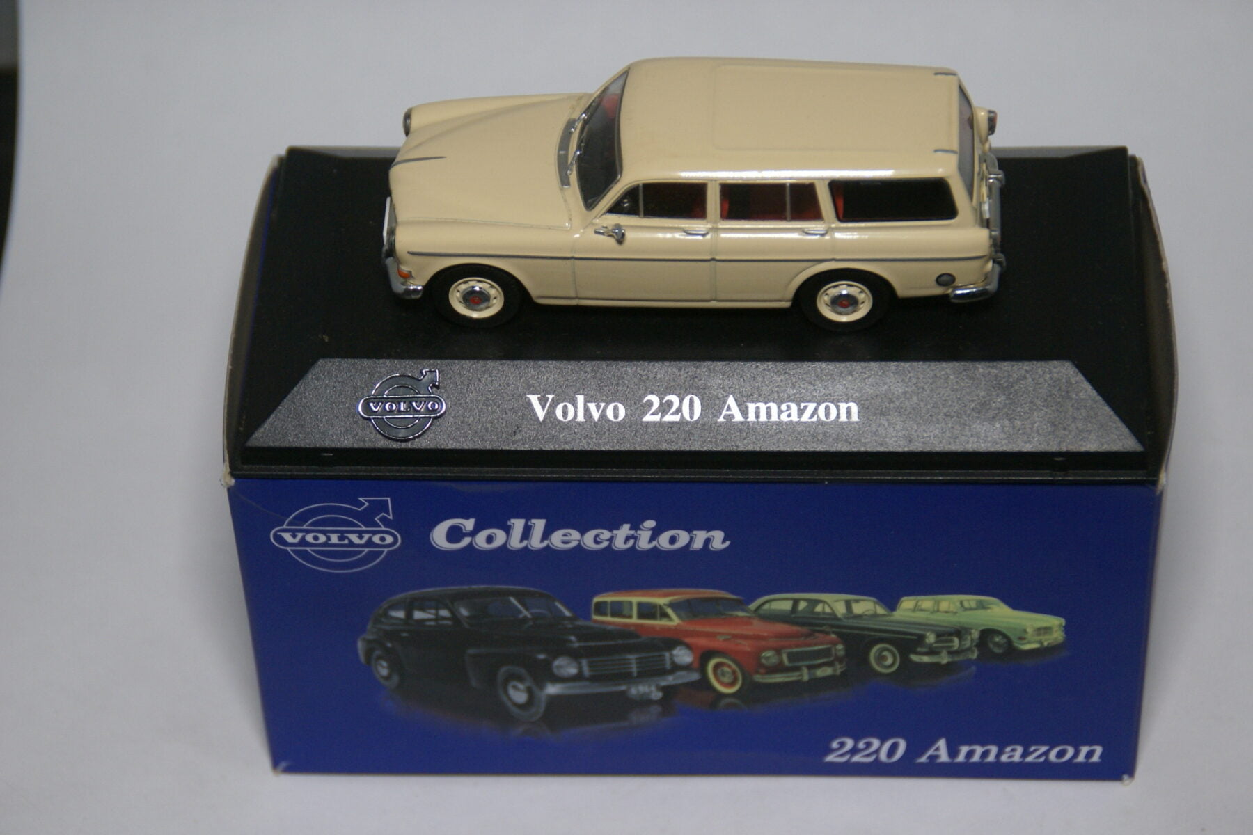 DSC01807 miniatuur Volvo Amazon combi 220 beige 1op43 Atls 021 mint in doos