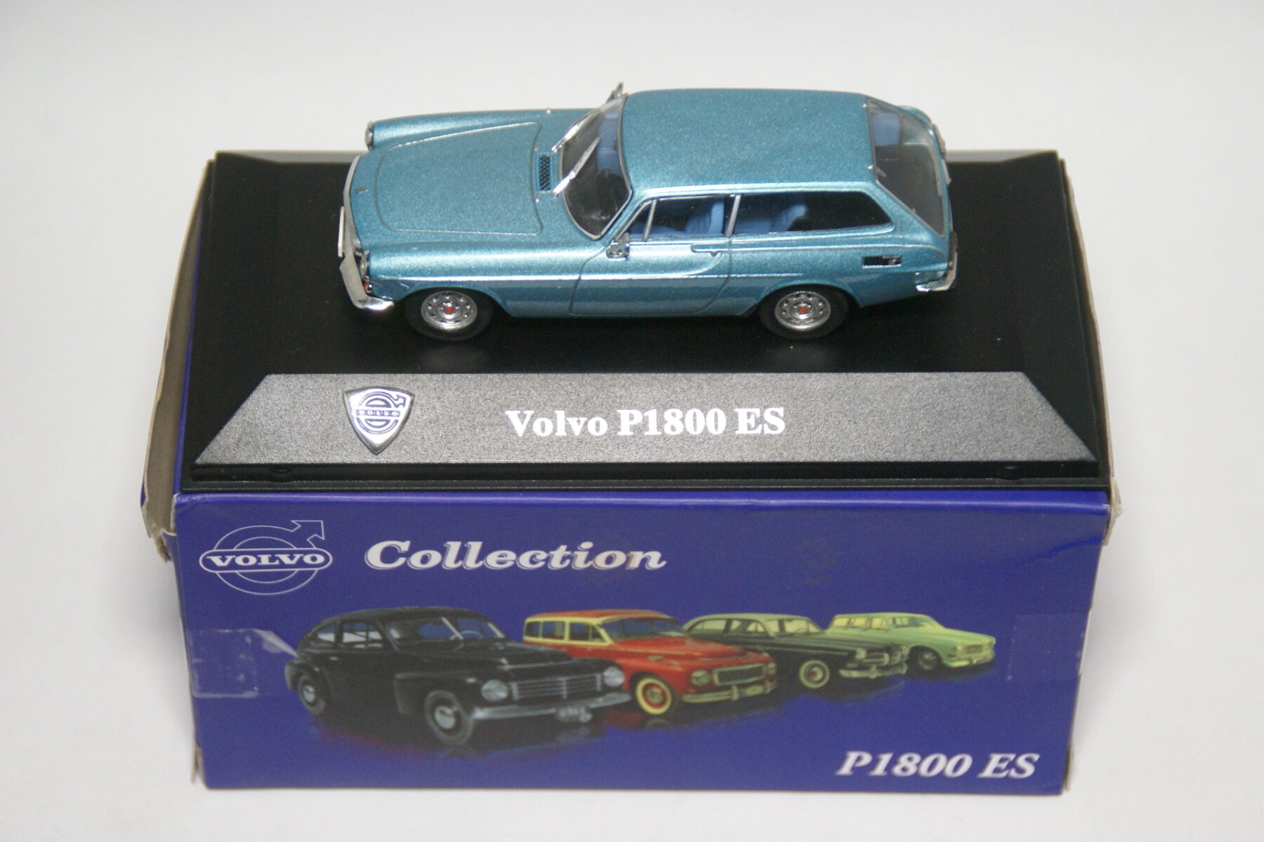 DSC01817 miniatuur Volvo 1800ES blauw 1op43 Atlas 007 mint in doos