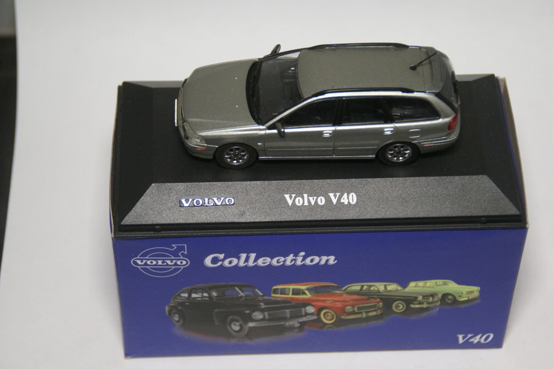 DSC01825 miniatuur Volvo V40 grijs 1op43 Atlas 033 mint in doos