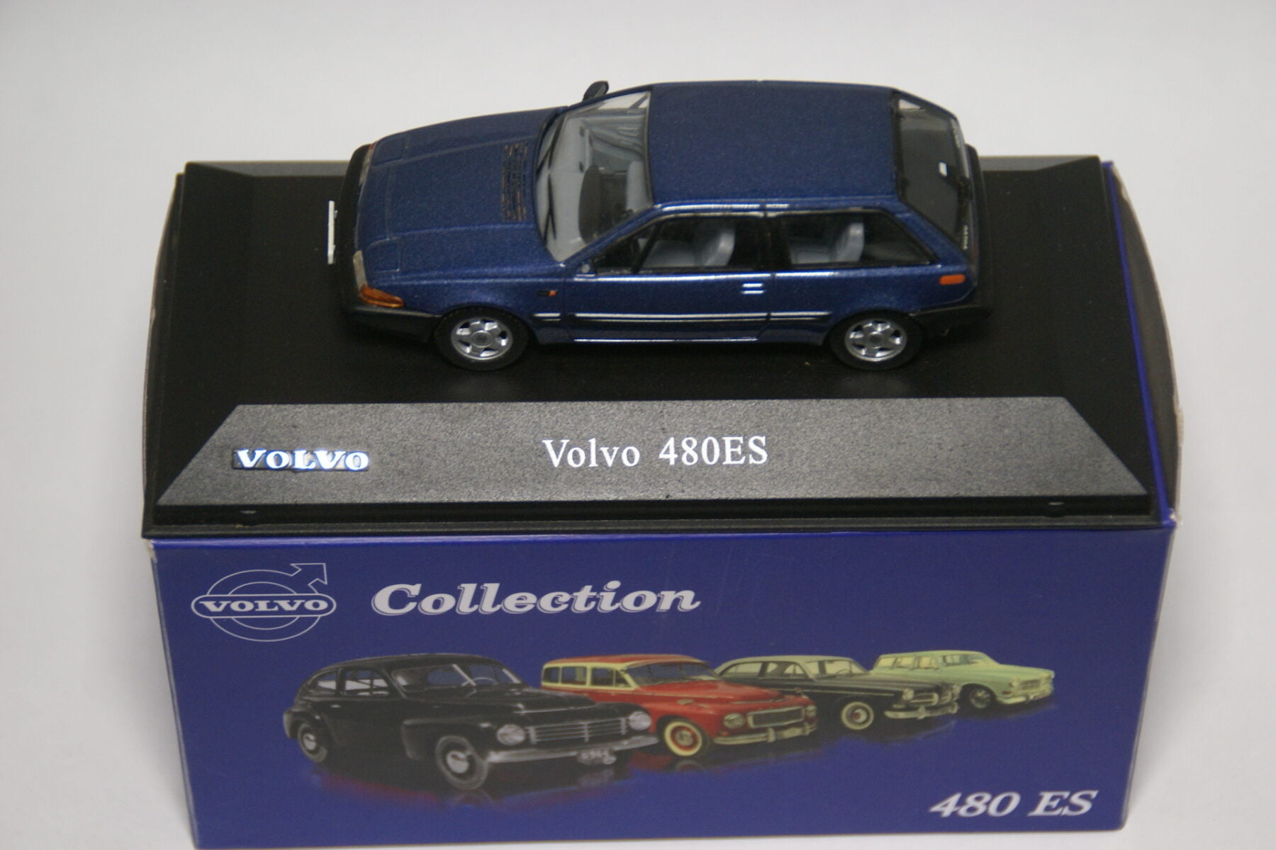 DSC01829 miniatuur Volvo 480ES blauw 1op43 Atlas 016  in doos mist l spiegel25