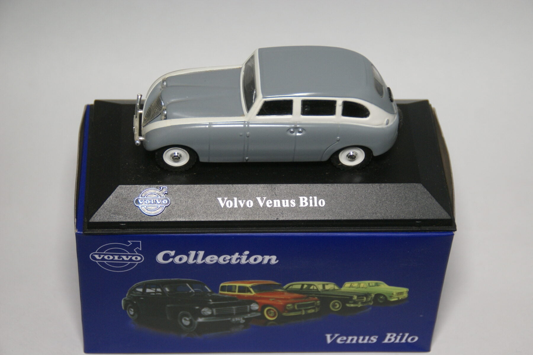 DSC01831 miniatuur Volvo Venus Bilo grijswit 1op43 Atlas 060 mint in doos 33