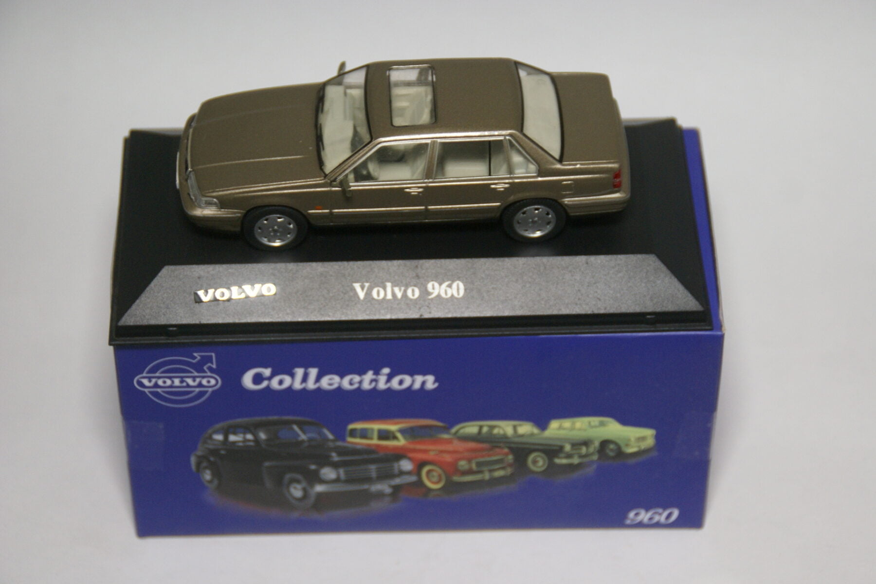 DSC01833 miniatuur Volvo 960 bronze 1op43 Atlas 036 mint in doos