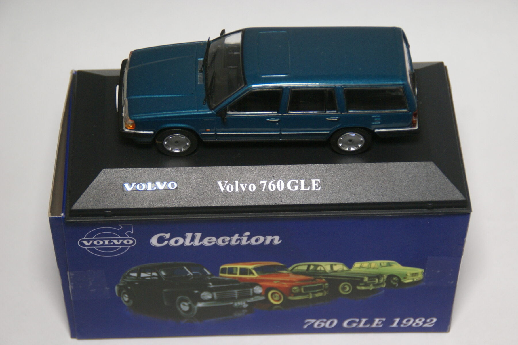 DSC01857 miniatuur Volvo 765GLE blauw 1op43 Atlas 058 mint in doos 33