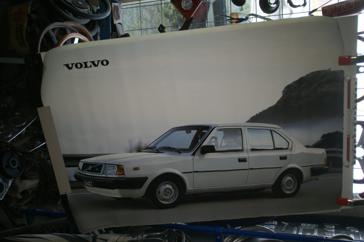 DSC02140 1985 Volvo 340 wit poster ASPCARBV1853