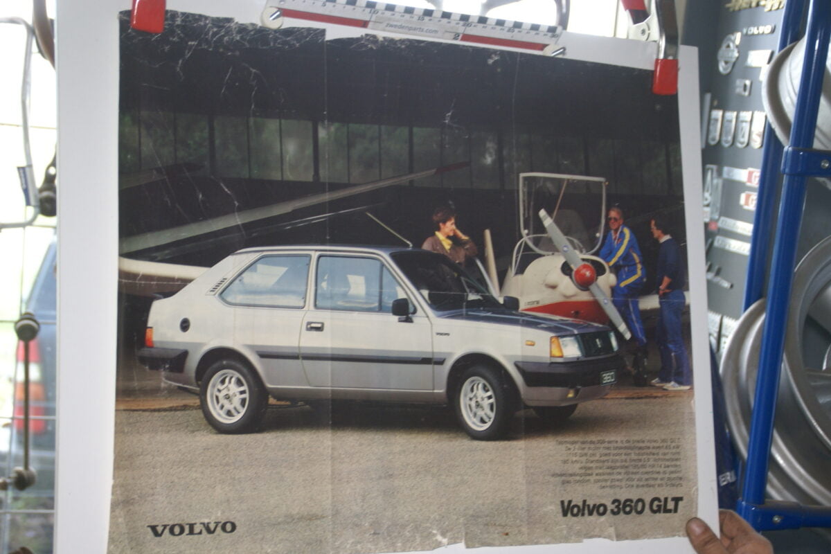 DSC02176 Volvo 360GLT grijs poster