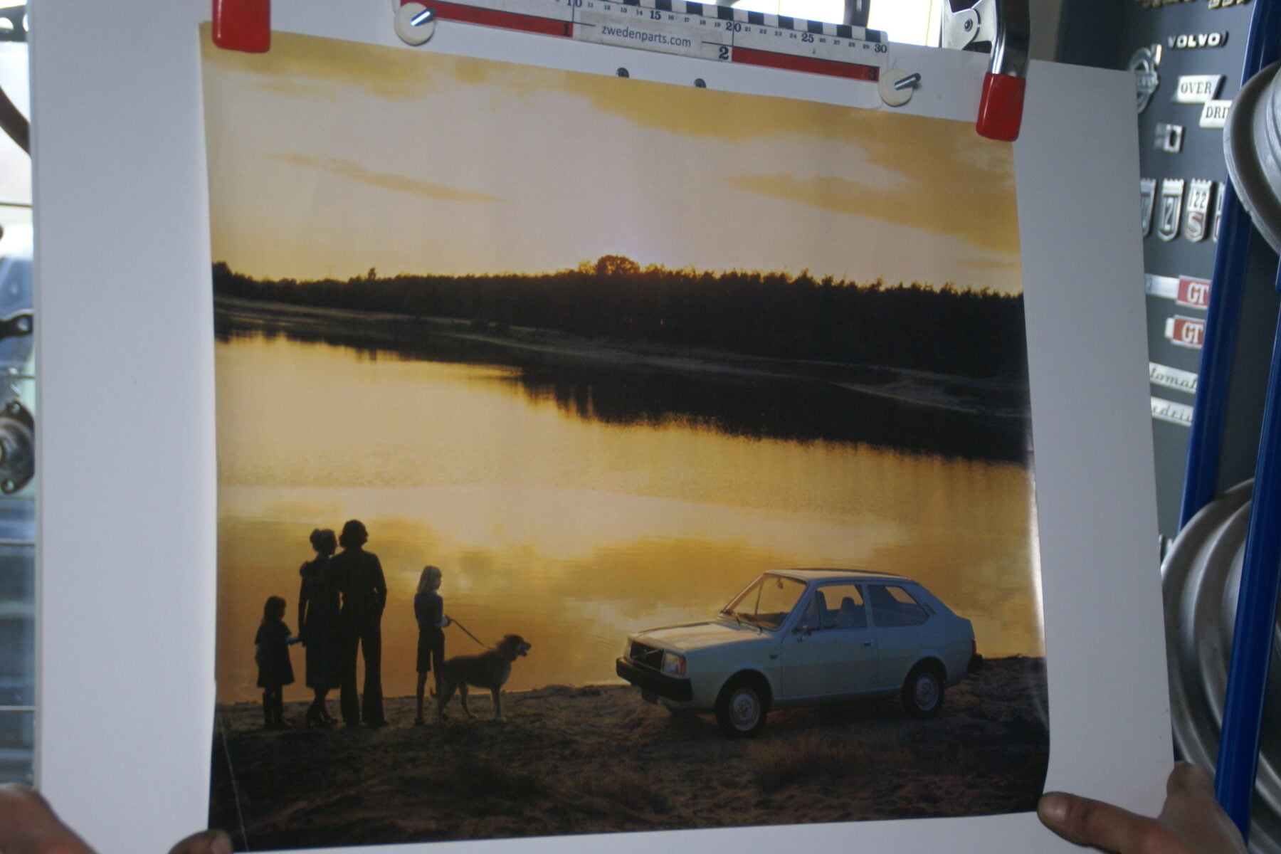 DSC02199 ca 1977 Volvo 343 wit poster
