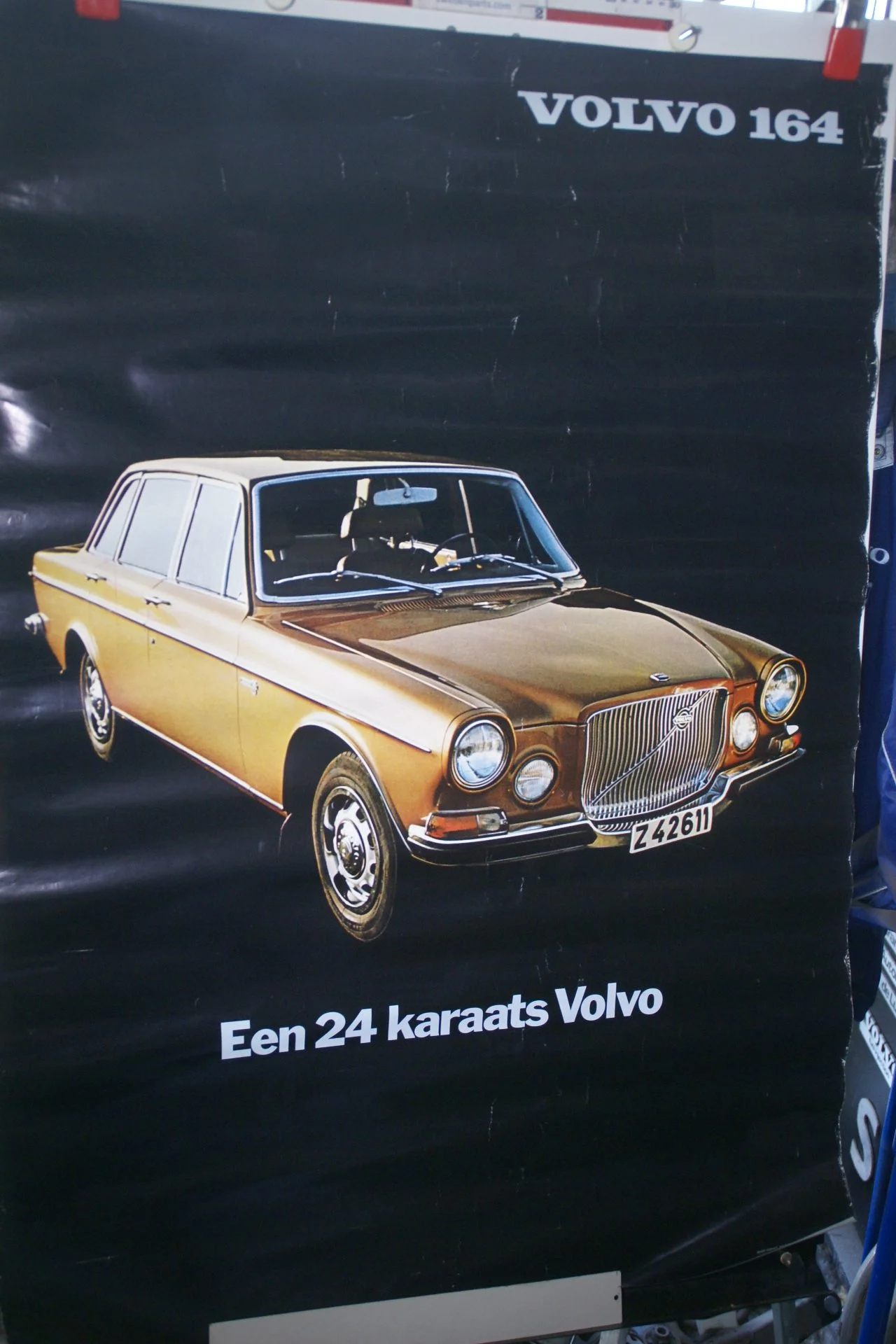 DSC02243 Volvo 164 goud poster 50247