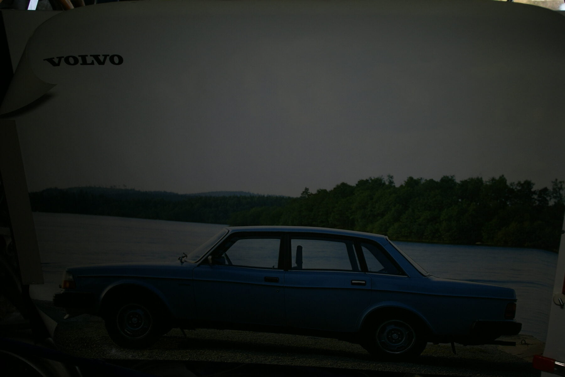 DSC02260 Volvo 244 blauw poster 10230