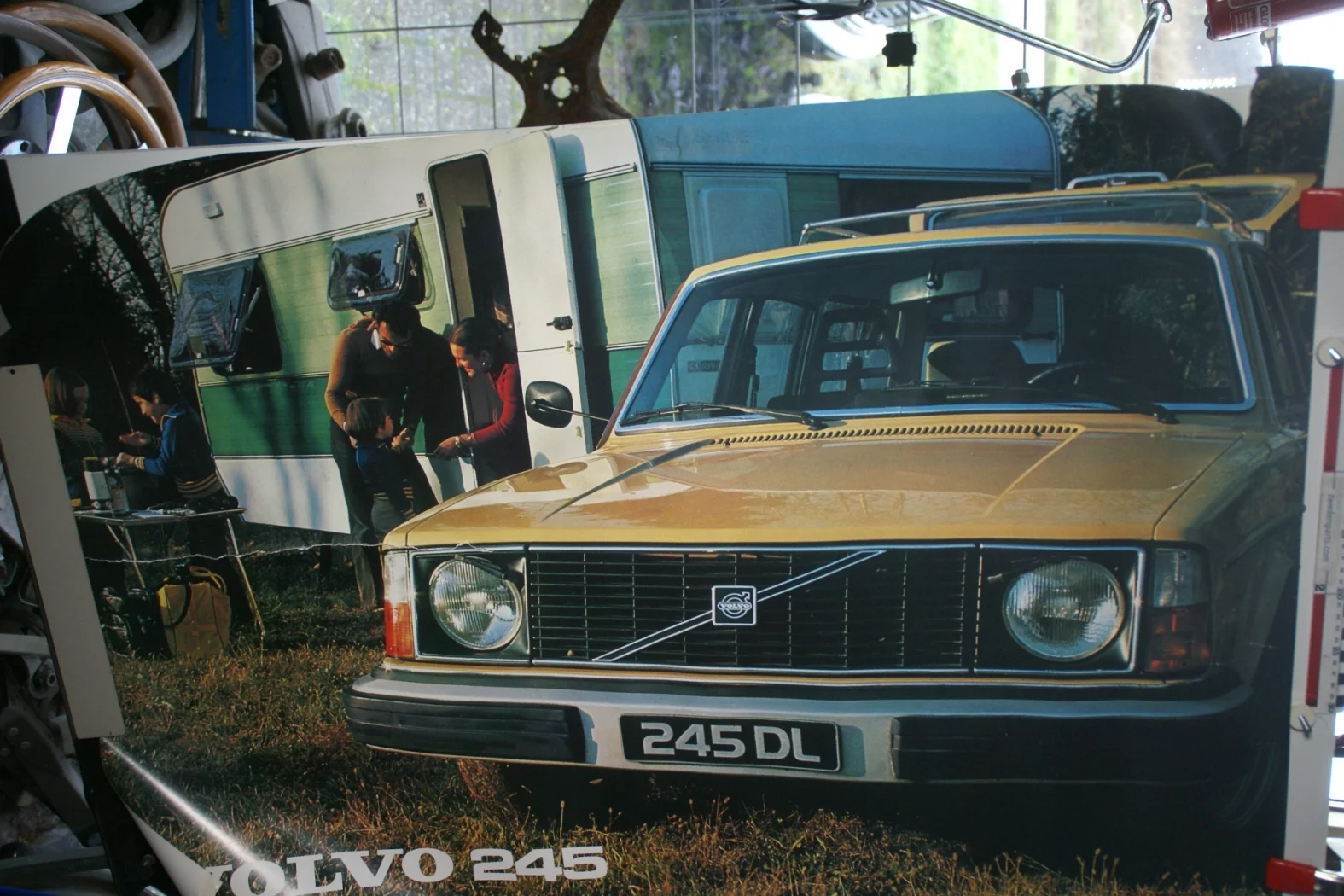 DSC02286 Volvo 245 geel poster 5583-78