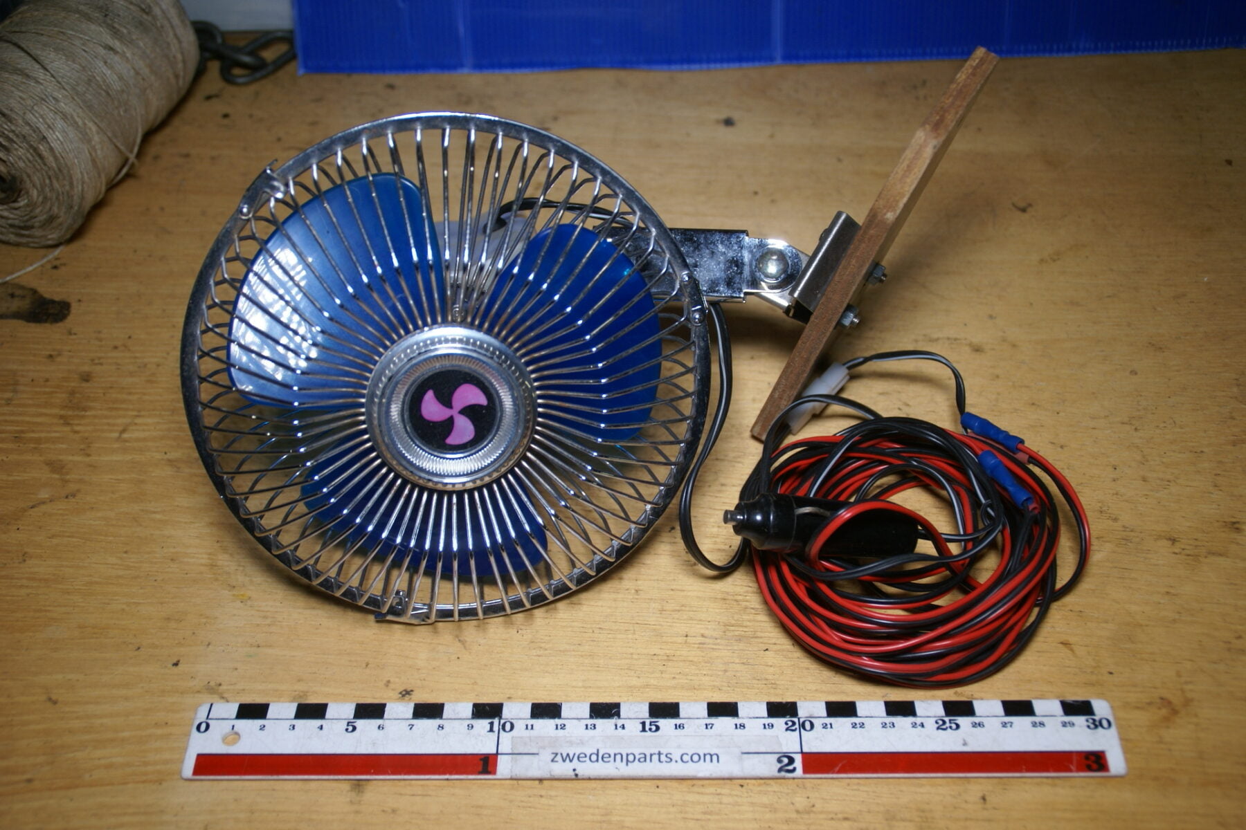 DSC02523 nostalgische ventilator voor op de hoedenplank, werkt goed  12 V