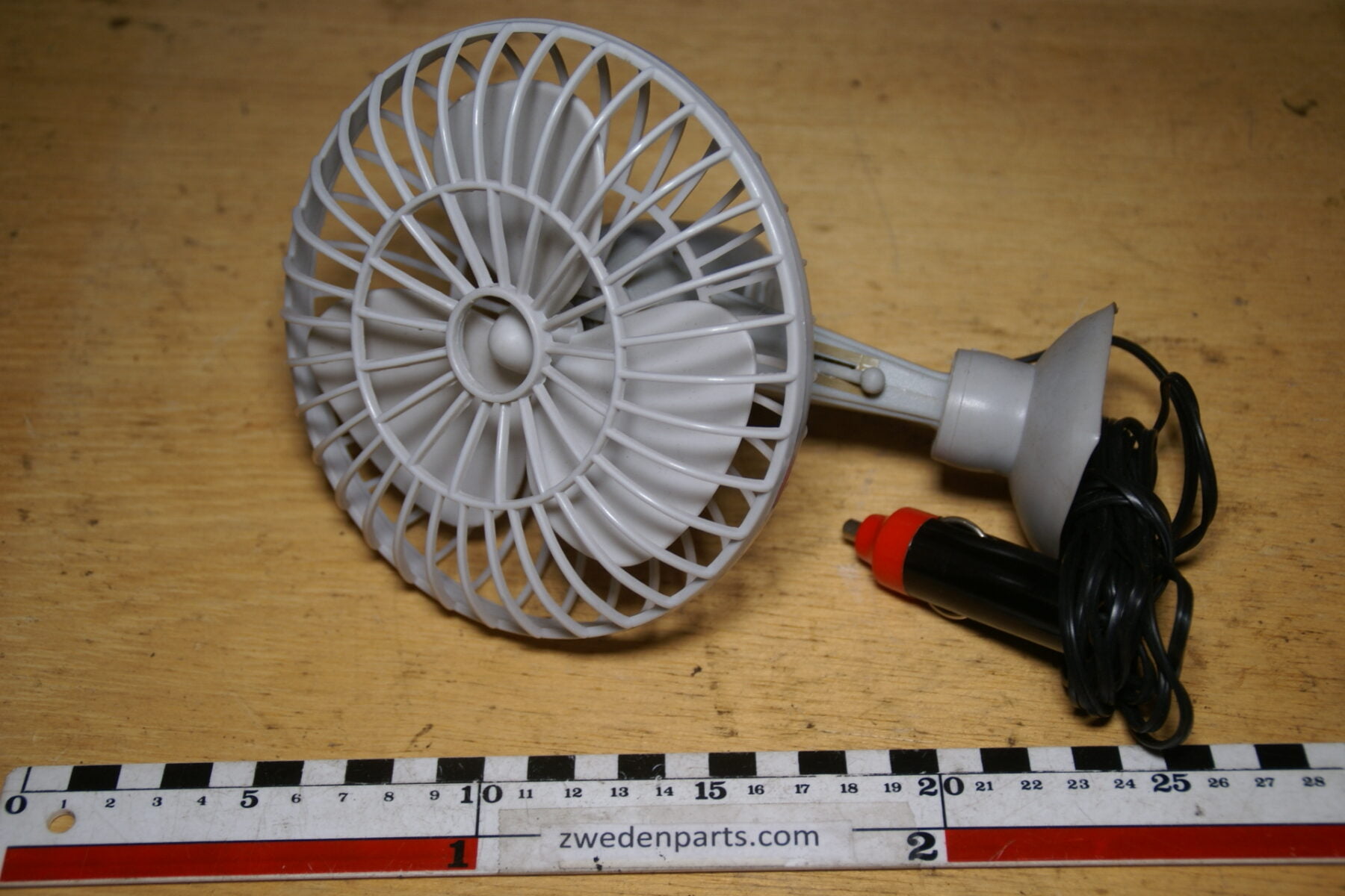 DSC02524 nostalgische ventilator voor op de hoedenplank, werkt goed  12 V