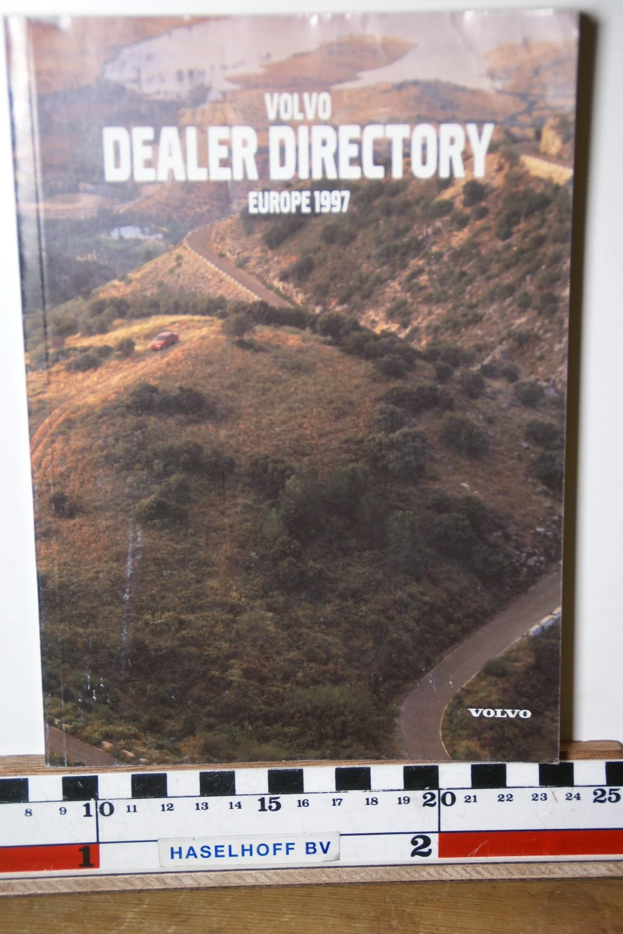 DSC02487 1997 boekje Volvo dealers in Europa MSPV 527-8100