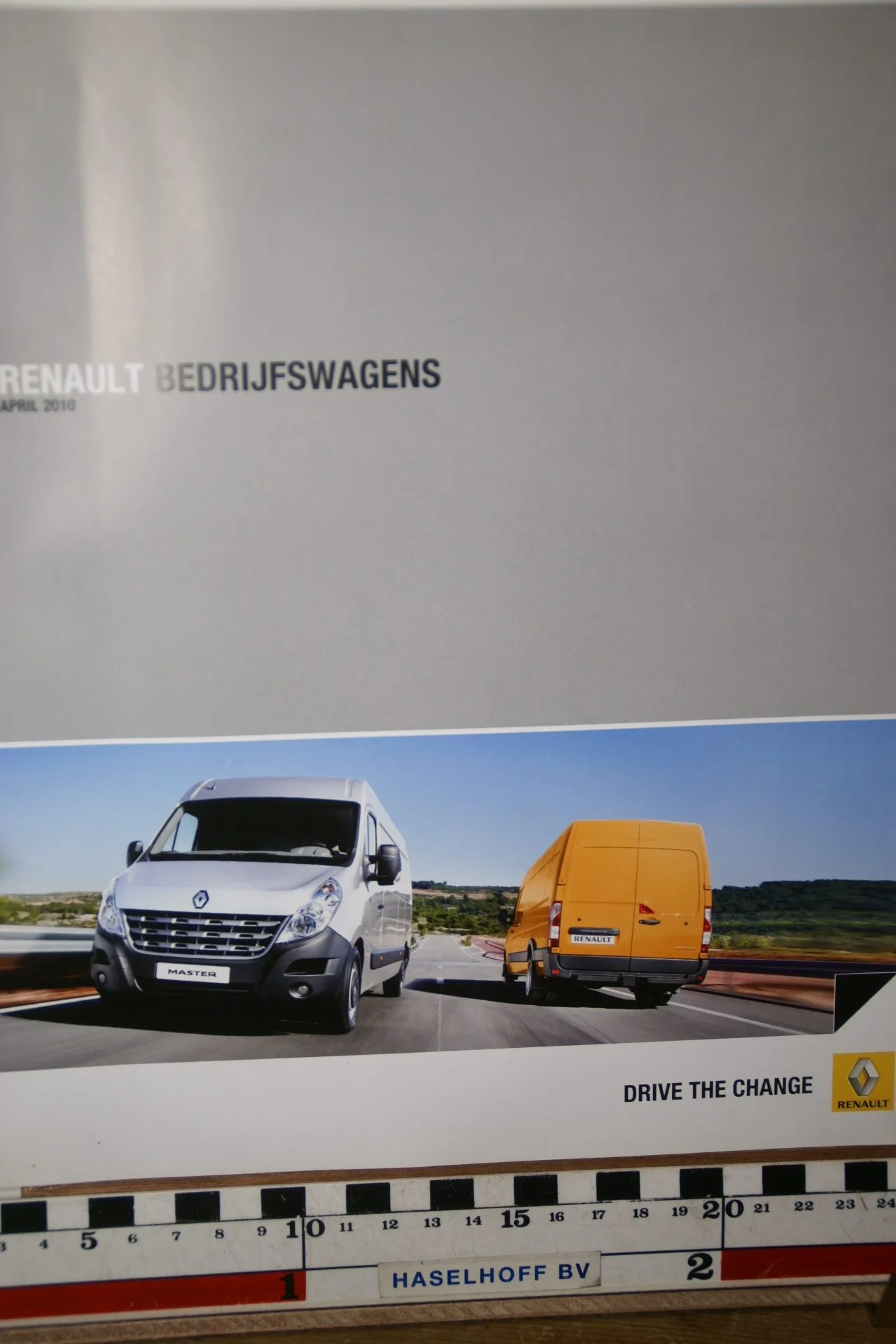 DSC02635 2010 brochure Renault bedrijfswagens