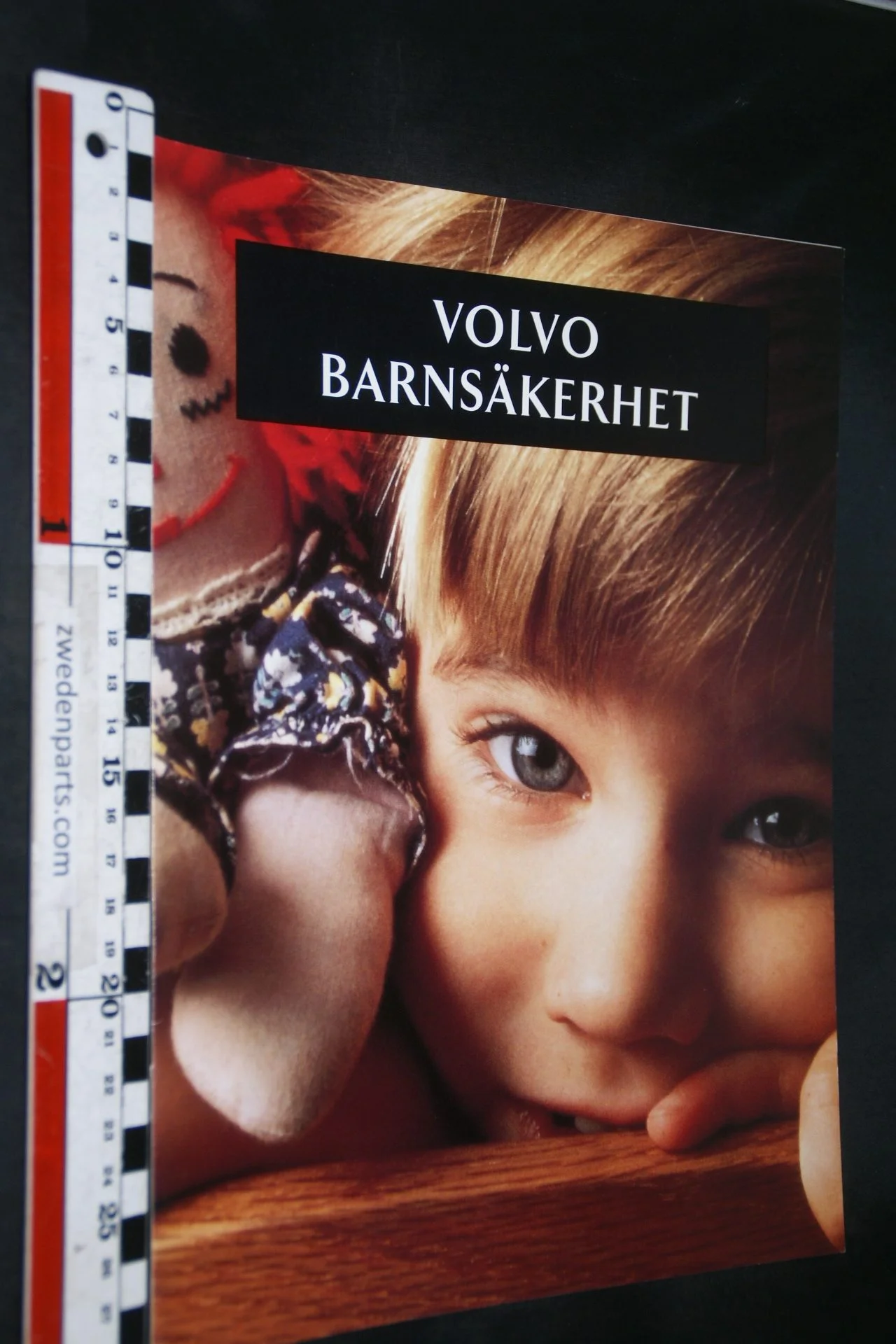 DSC03392 1993 brochure Volvo barnsäkerhrt VBE 4918 Zweeds rotated