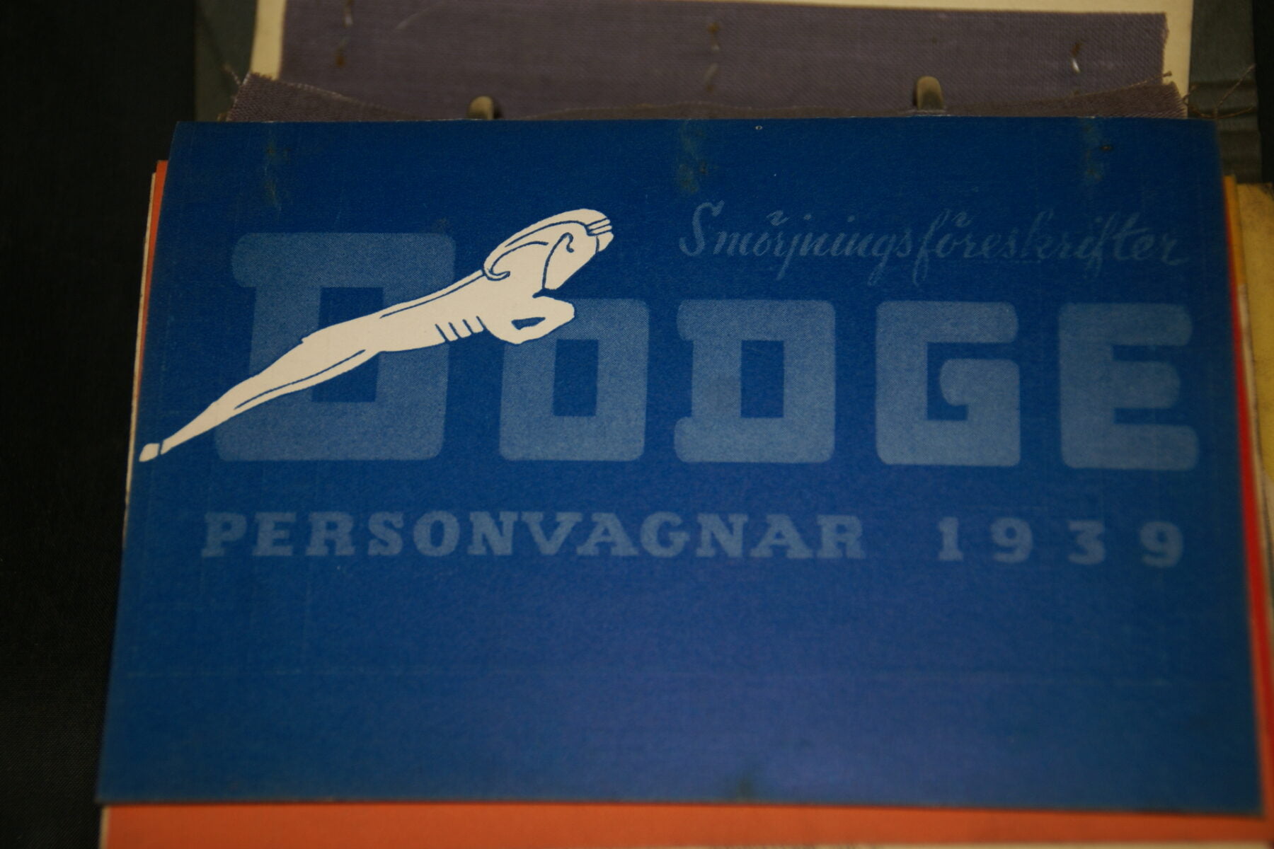 DSC03773 1939 kaart met smeerschema Dodge personenautos Svenskt