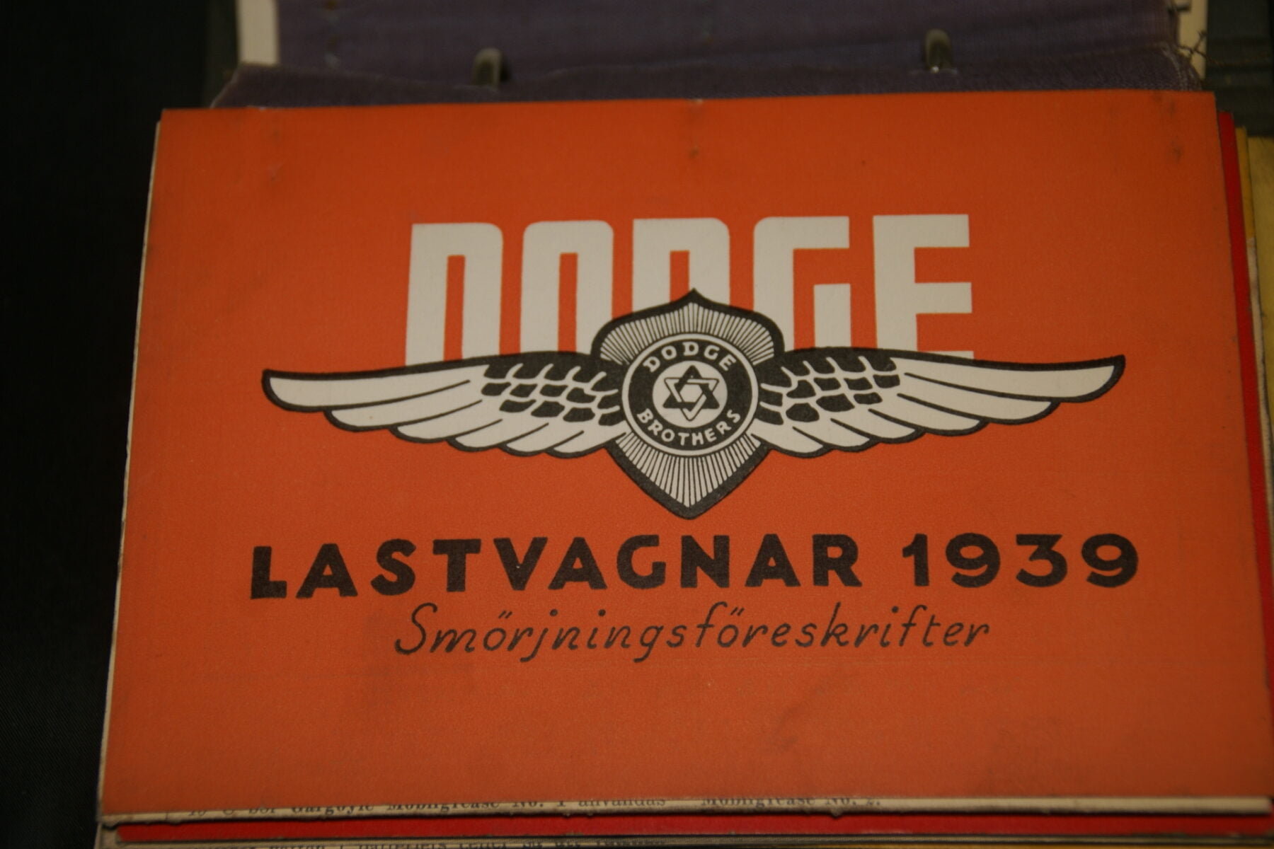 DSC03774 1939 kaart met smeerschema Dodge vrachtwagens Svenskt